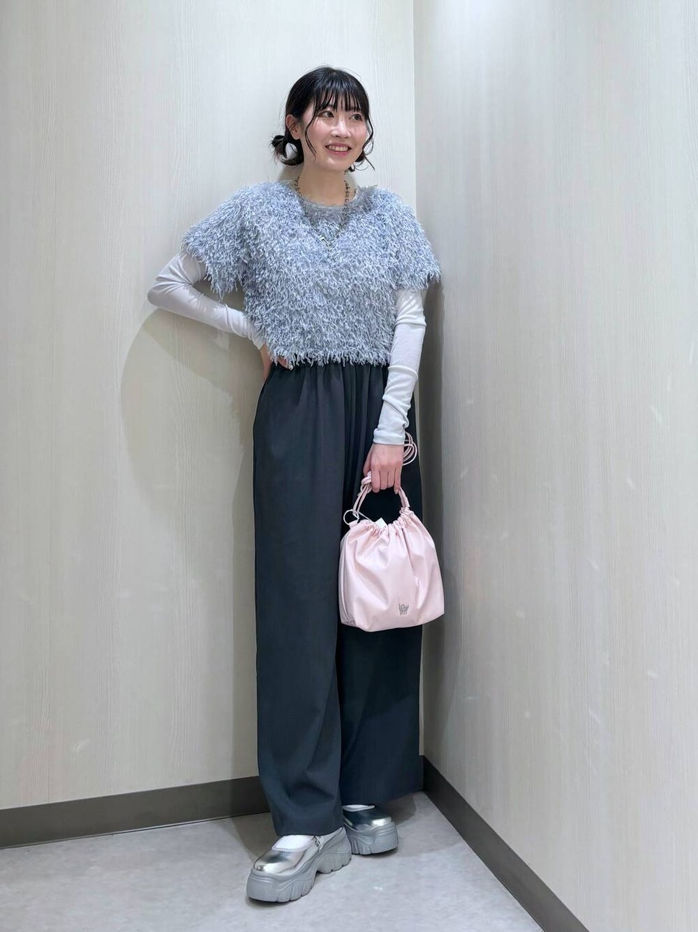 「カジュアル、差し色コーデ、個性派、ローリーズスタイル_LOWRYS FARM、大人女子カジュアル_LOWRYS FARM、骨格ナチュラル、LOWRYS FARM、カーディガン、ワイドパンツ」｜「LOWRYS FARMのＬＦリングツキキンチャクショルダー 288115（ショルダーバッグ、ピンク系）」を使った、おかゆ❤︎彡さん（レディース・158cm）の冬コーディネートの1枚目の写真