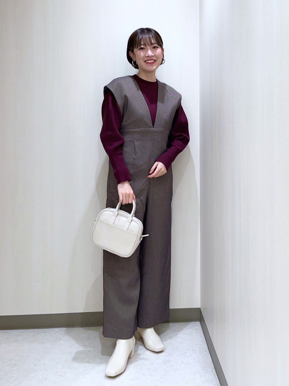「だから秋服が好き、チェック、チェック柄、オールインワン、サロペット、オトナ女子、きれいめカジュアル、ショートブーツ、白ブーツ、休日スタイル、パワショル、秋カラー」｜「LOWRYS FARMのチェックサロペット　235855（サロペット/オーバーオール、ブルー系）」を使った、おかゆ❤︎彡さん（レディース・158cm）の秋コーディネートの1枚目の写真