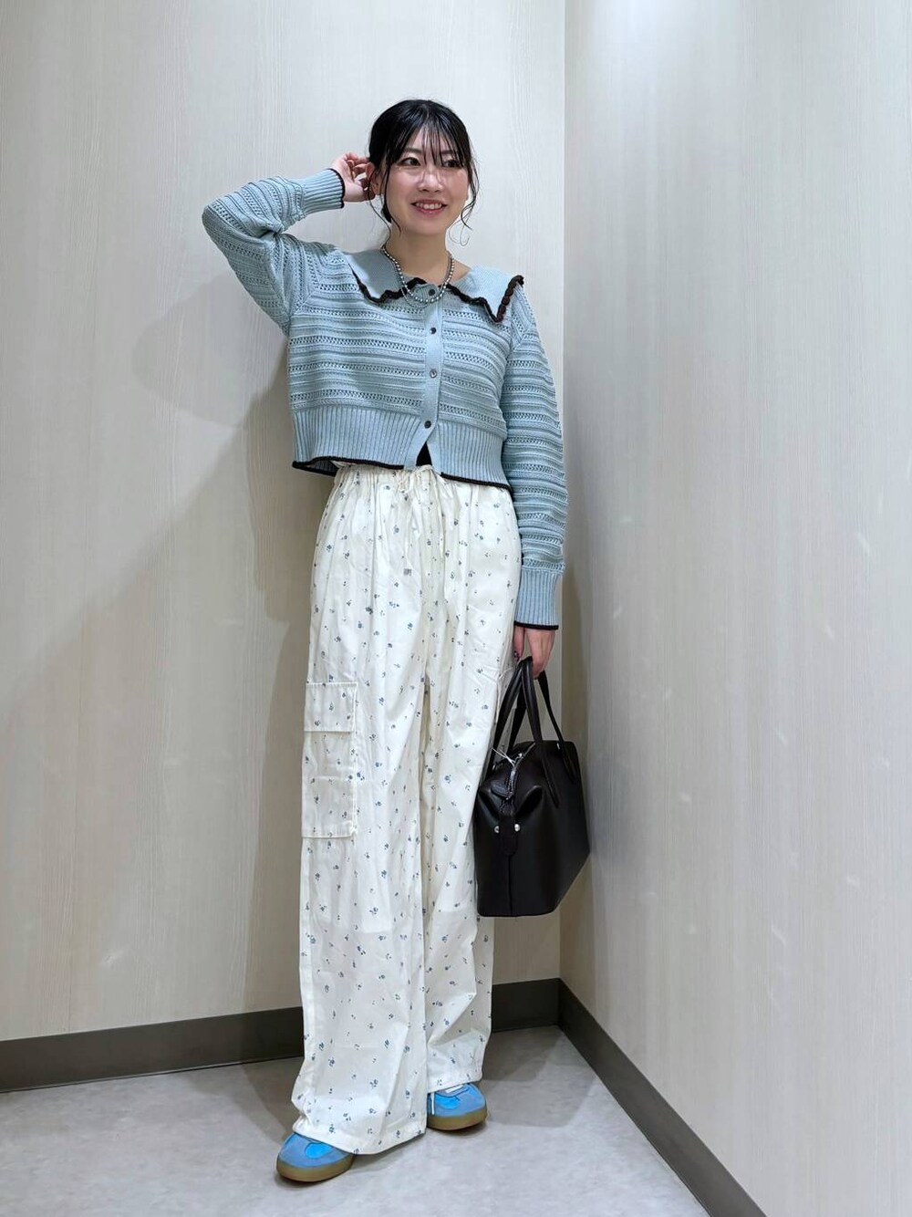 「カジュアル、差し色コーデ、個性派、ローリーズスタイル_LOWRYS FARM、LOWRYS FARM、大人女子カジュアル_LOWRYS FARM、カーディガン、春コーデ」｜「LOWRYS FARMのLFビックボストンBAG 253093（ショルダーバッグ、ブラック系）」を使った、おかゆ❤︎彡さん（レディース・158cm）の冬コーディネートの1枚目の写真