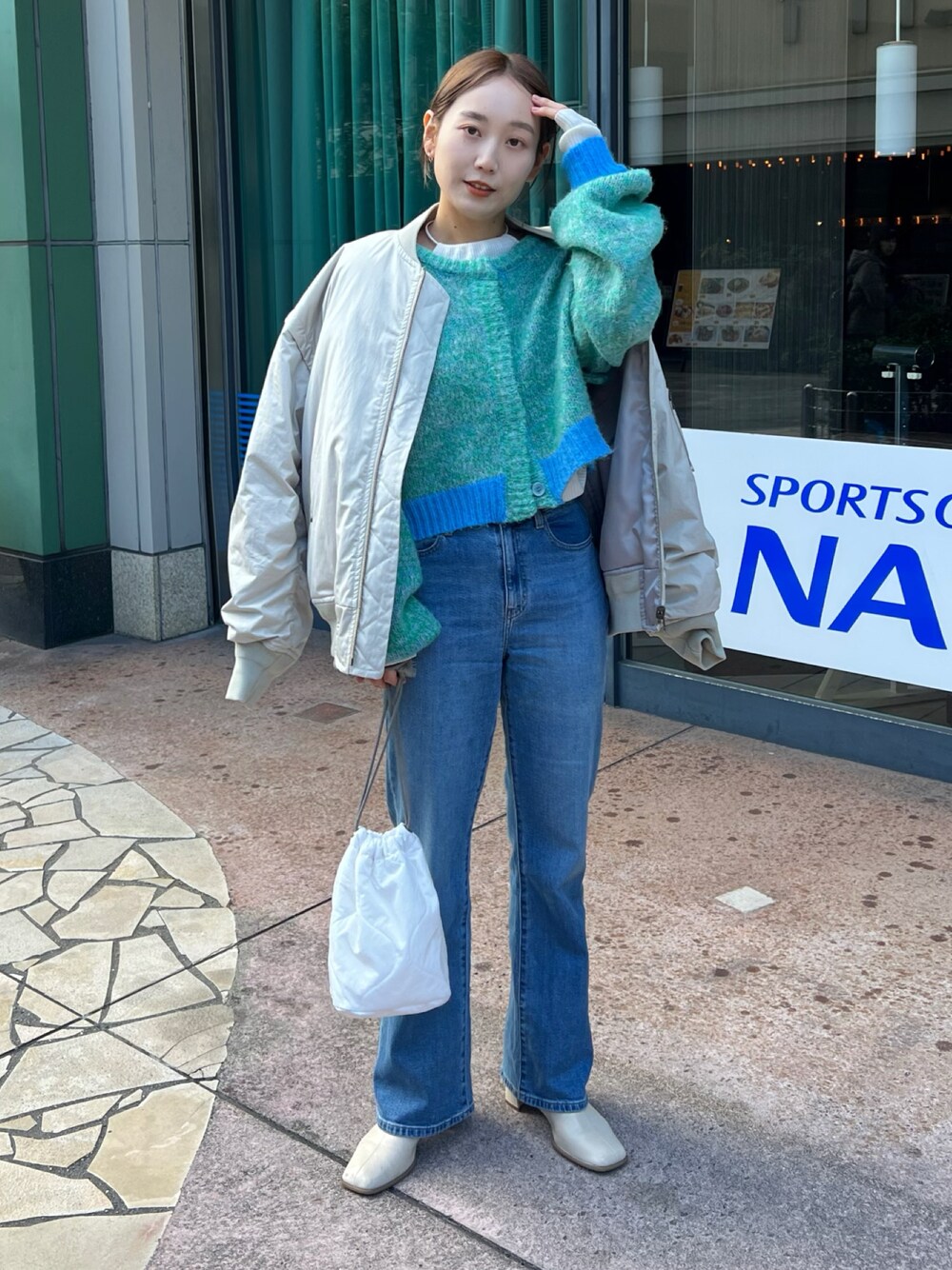 「冬のコーデ、服とコスメでなりたい自分に、今日のコーデ、ビッグシルエット、MA-1、メンズライク、パンツスタイル、あったかコーデ、カラーコーデ、カラーニット、ゆったりコーデ、楽チンコーデ、Kastane、冬コーデ」｜「WHIMSICの【UNISEX】キルティングパーソナルエフェクトバッグ（ショルダーバッグ、ホワイト系）」を使った、nakao takakoさん（レディース・159cm）の冬コーディネートの1枚目の写真