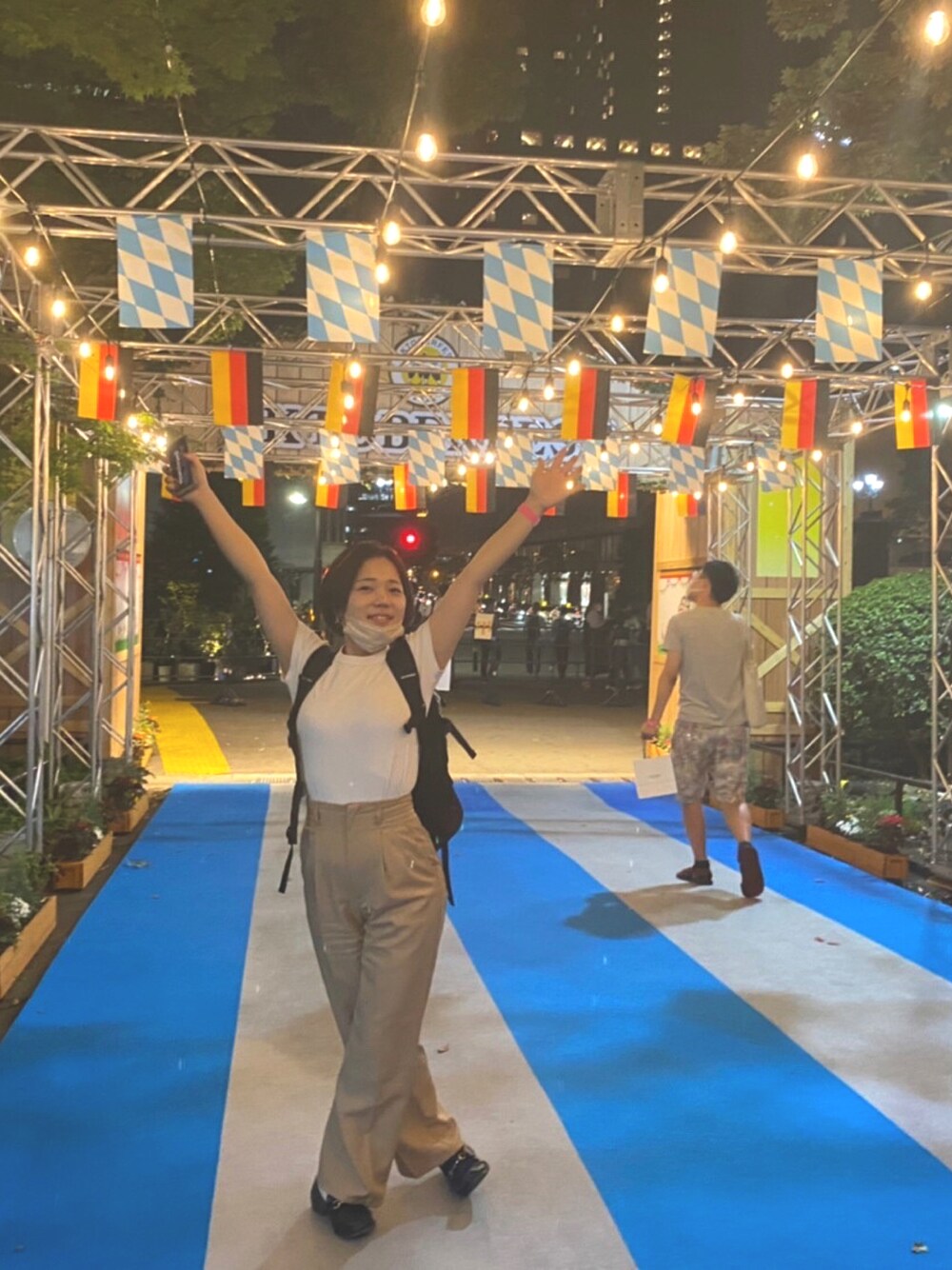 「オフィスカジュアル、オクトーバーフェスト、ビール飲みたい」｜「UNIQLOのクルーネックT（半袖）（Tシャツ/カットソー、ホワイト系）」を使った、Mayu  さん（レディース・157cm）の秋コーディネートの1枚目の写真