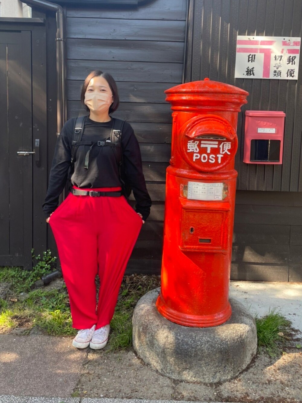 「FREAK'S STOREのカラージョーゼットパンツ（その他パンツ、レッド系）」を使った、Mayu  さん（レディース・157cm）の夏コーディネートの1枚目の写真