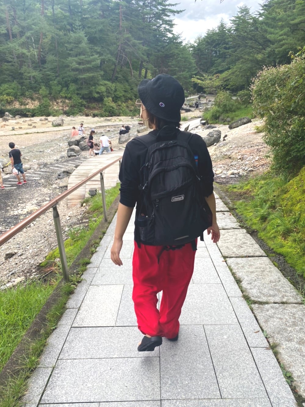 「キャンプ、キャンプコーデ、温泉」｜「FREAK'S STOREのカラージョーゼットパンツ（その他パンツ、レッド系）」を使った、Mayu  さん（レディース・157cm）の秋コーディネートの1枚目の写真