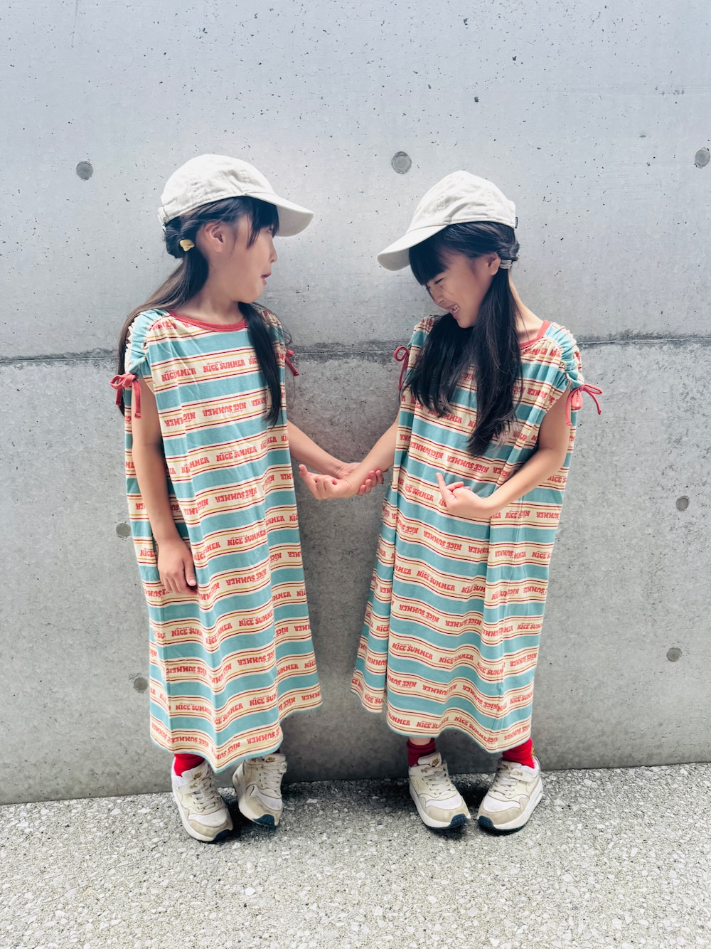 「スポーツミックス、休日スタイル、キャップ、ナイキスニーカー、双子、リンクコーデ、柄物、p.premier」｜「p.premierの夏だいすきロゴボーダーシャーリングスリーブワンピース（ワンピース、ブルー系）」を使った、noco.さん（キッズ・110cm）の夏コーディネートの1枚目の写真