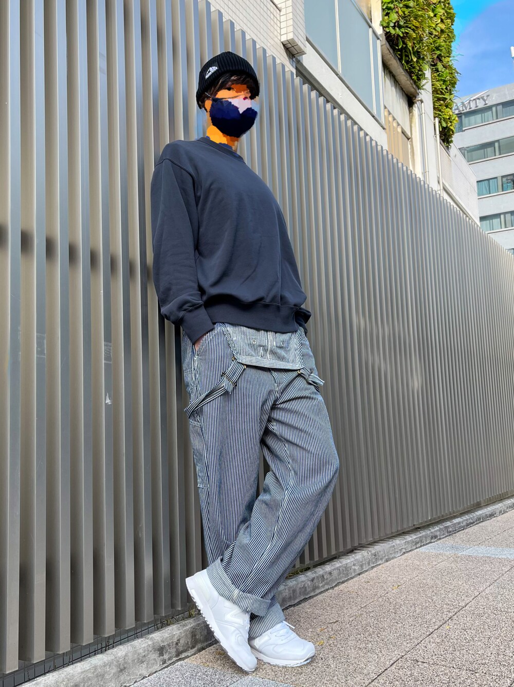 「オーバーオール、ワイドパンツ、アメカジ、シンプルコーデ、NEW ERA、New Balance、白スニーカー、秋のコーデ」｜「Leeのアイテム（スウェット、ブラック系）」を使った、kkさん（メンズ・177cm）の秋コーディネートの1枚目の写真