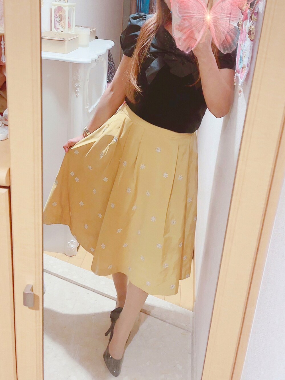 「rainyday、floral、skirt」｜「M’s Gracyのアイテム（その他トップス、ブラック系）」を使った、Lenさん（レディース・151cm）の秋コーディネートの1枚目の写真