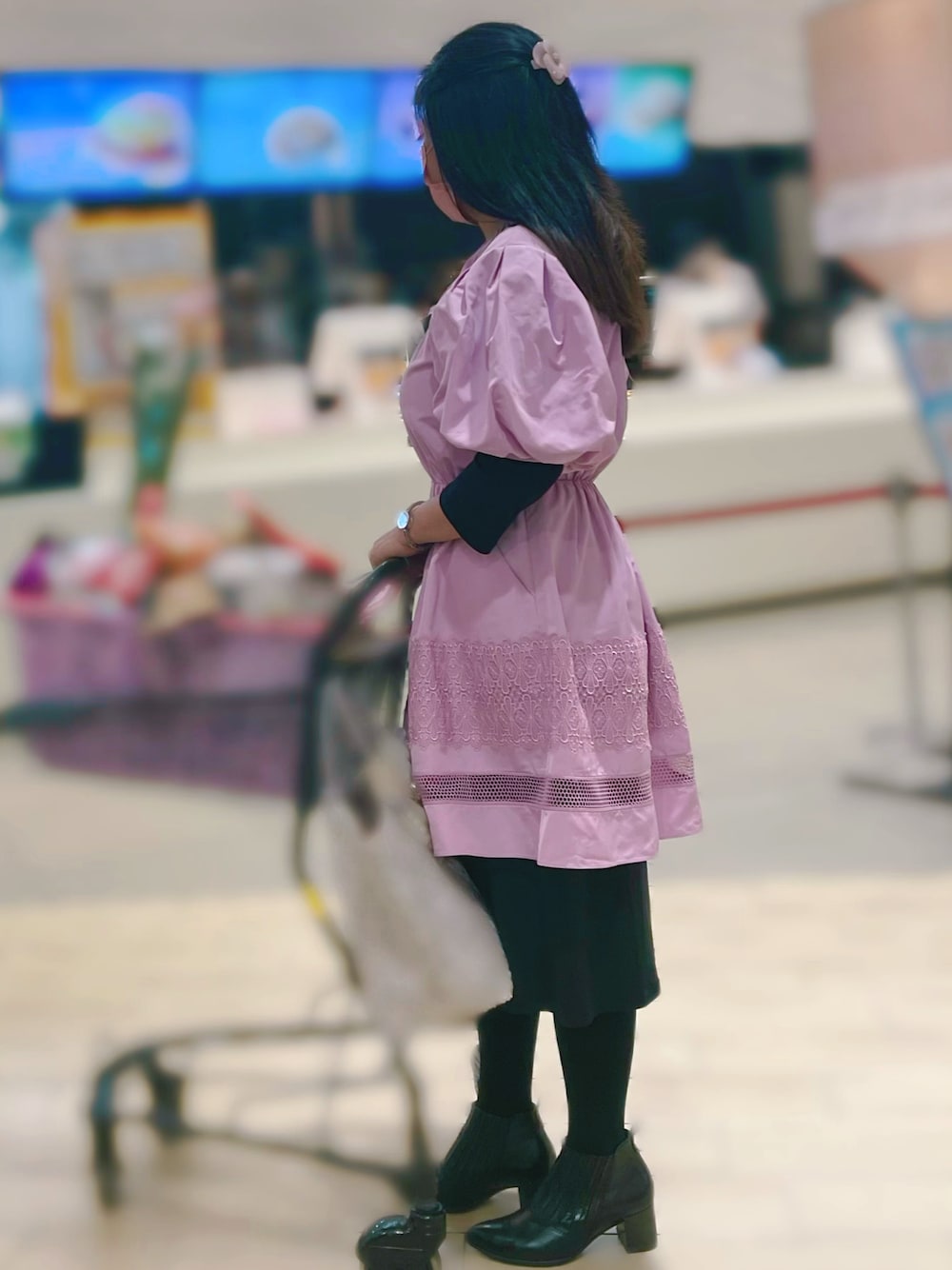 「outfit、Alexandre de Paris、ECCO、simple」｜「self portraitのアイテム（ワンピース、ピンク系）」を使った、Lenさん（骨格ストレート・レディース・151cm）の春コーディネートの1枚目の写真