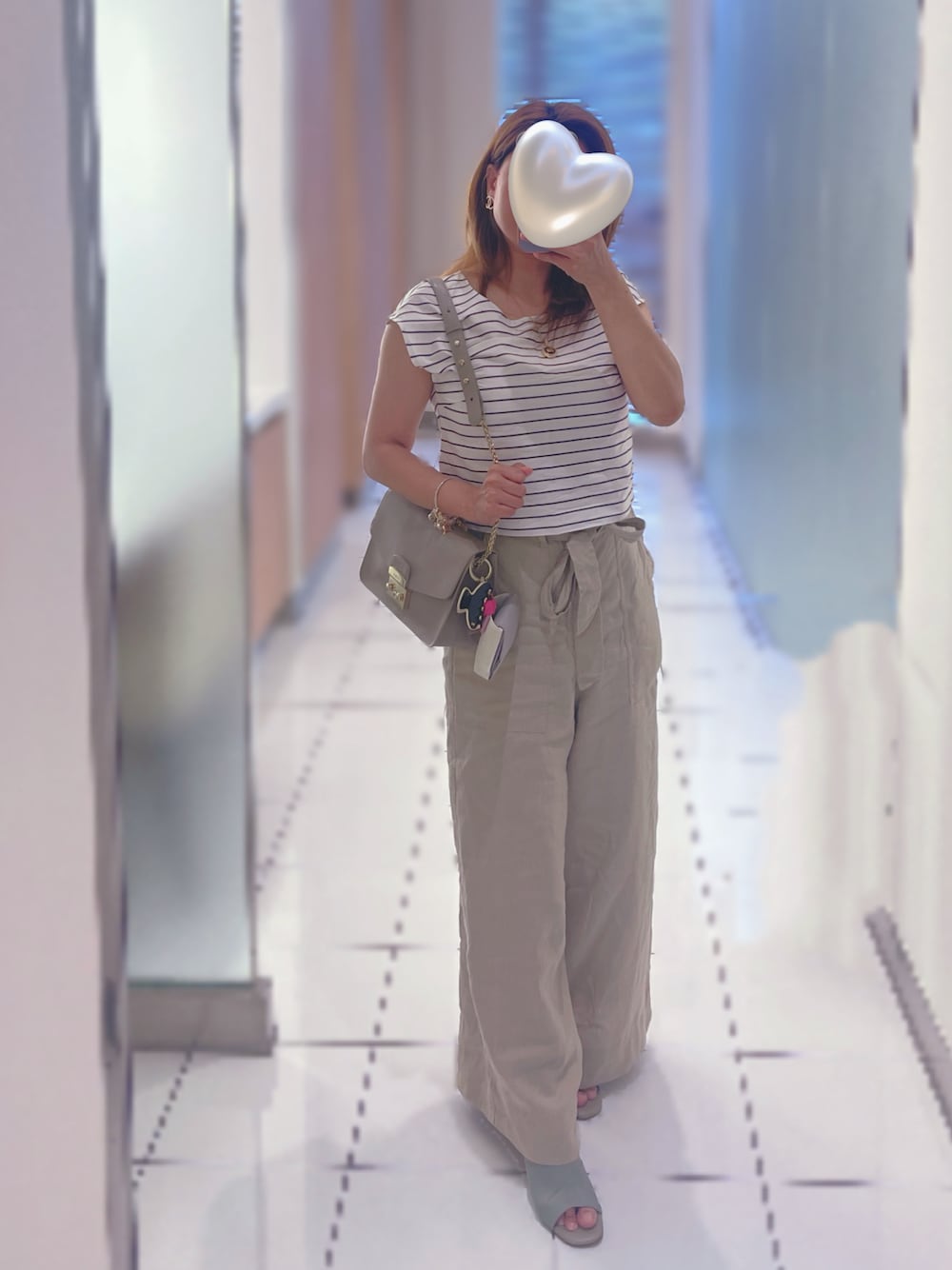 「白Tシャツ、夏ファッション、ラクチンコーデ、大人コーデ、大人カジュアルコーデ、夏、furla、cava cava」｜「cava cavaのミュール　3720481（サンダル、グリーン系）」を使った、Lenさん（骨格ストレート・レディース・151cm）の夏コーディネートの1枚目の写真