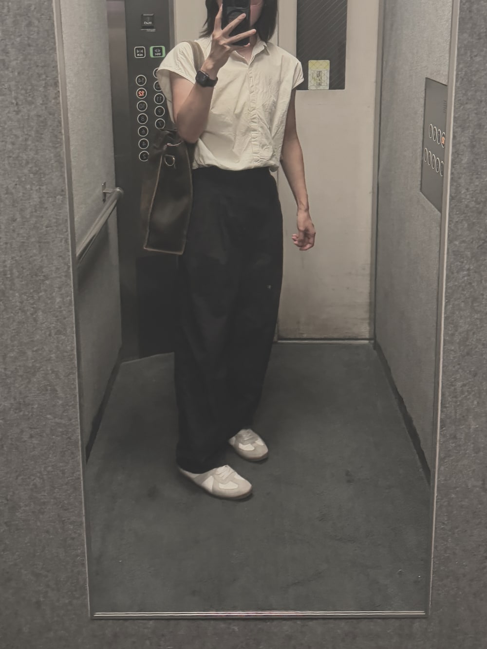 ホワイト系のスニーカーを着用したレディースの夏コーディネートの1枚目の写真