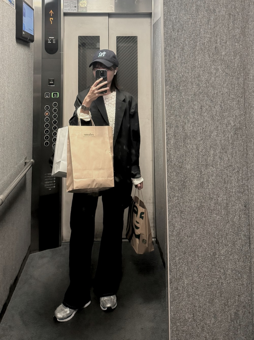 ブルー系のデニムパンツ、ホワイト系のTシャツ/カットソー、シルバー系のスニーカーを着用したレディースの秋コーディネートの1枚目の写真