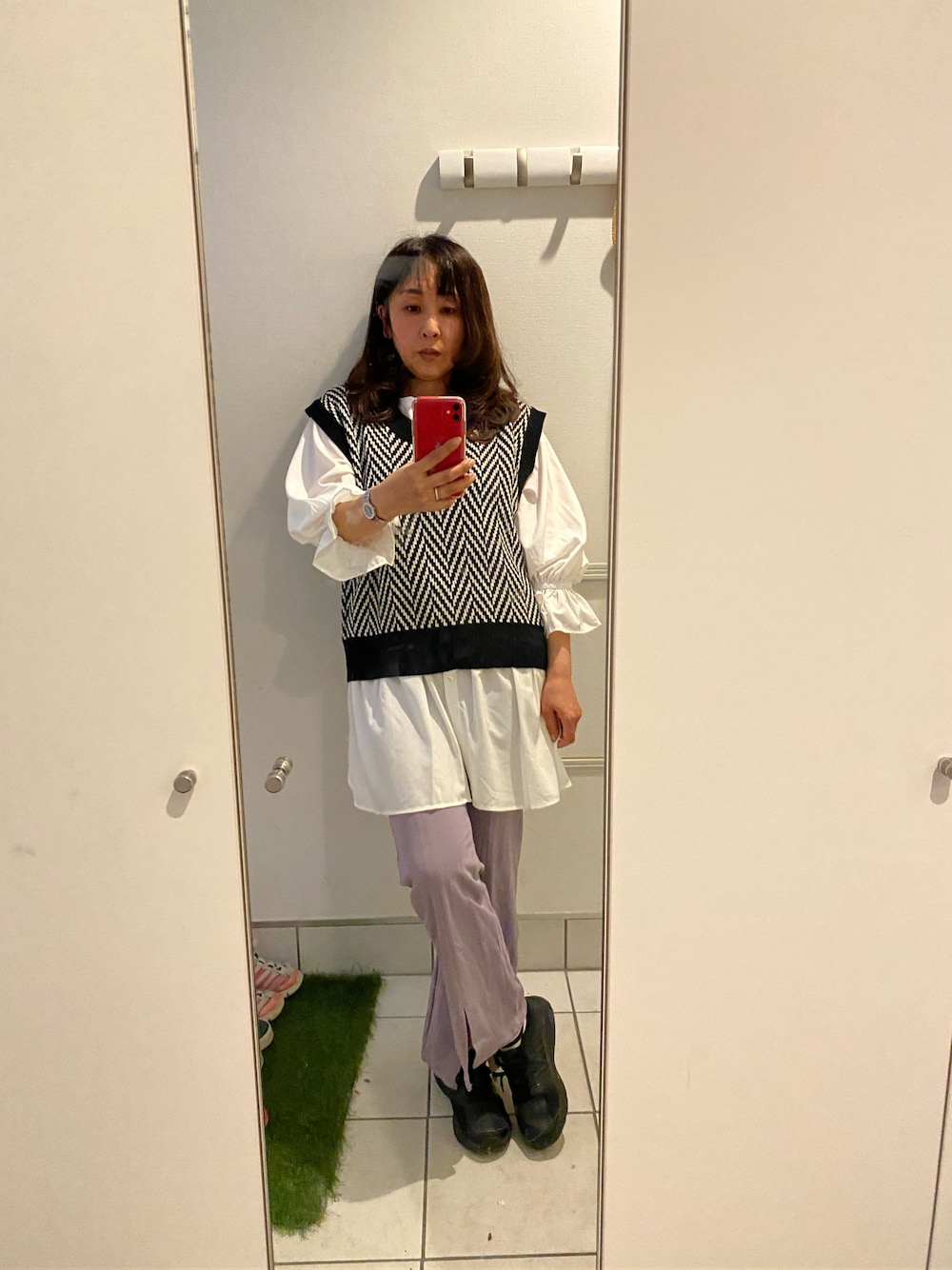 「しまむら、しまむらコーデ、アラフォー、ママコーデ、ママファッション、休日スタイル、休日コーデ」｜「しまむらのアイテム（ベスト、ブラック系）」を使った、うりんこ。さん（レディース・159cm）の秋コーディネートの1枚目の写真