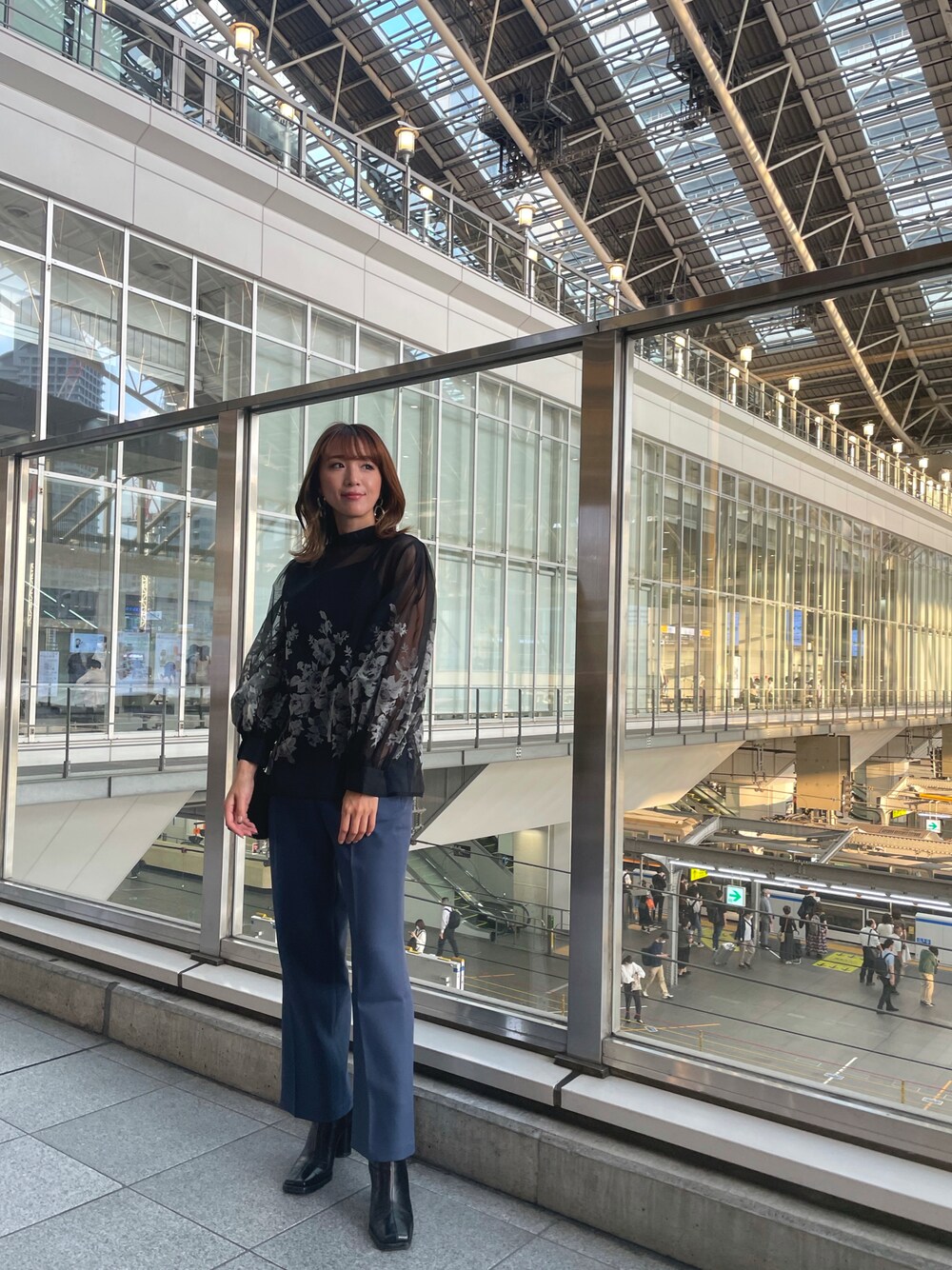 「amerivintage、AMERI、UNITED TOKYO、花柄、花柄ブラウス、ショートブーツ、オトナカジュアル、オトナ女子、高身長女子、高身長コーデ、大阪」｜「Ameriの2WAY HAZE FLOWER BLOUSE（シャツ/ブラウス、ブラック系）」を使った、さつき みゆ🌛さん（レディース・168cm）の夏コーディネートの1枚目の写真