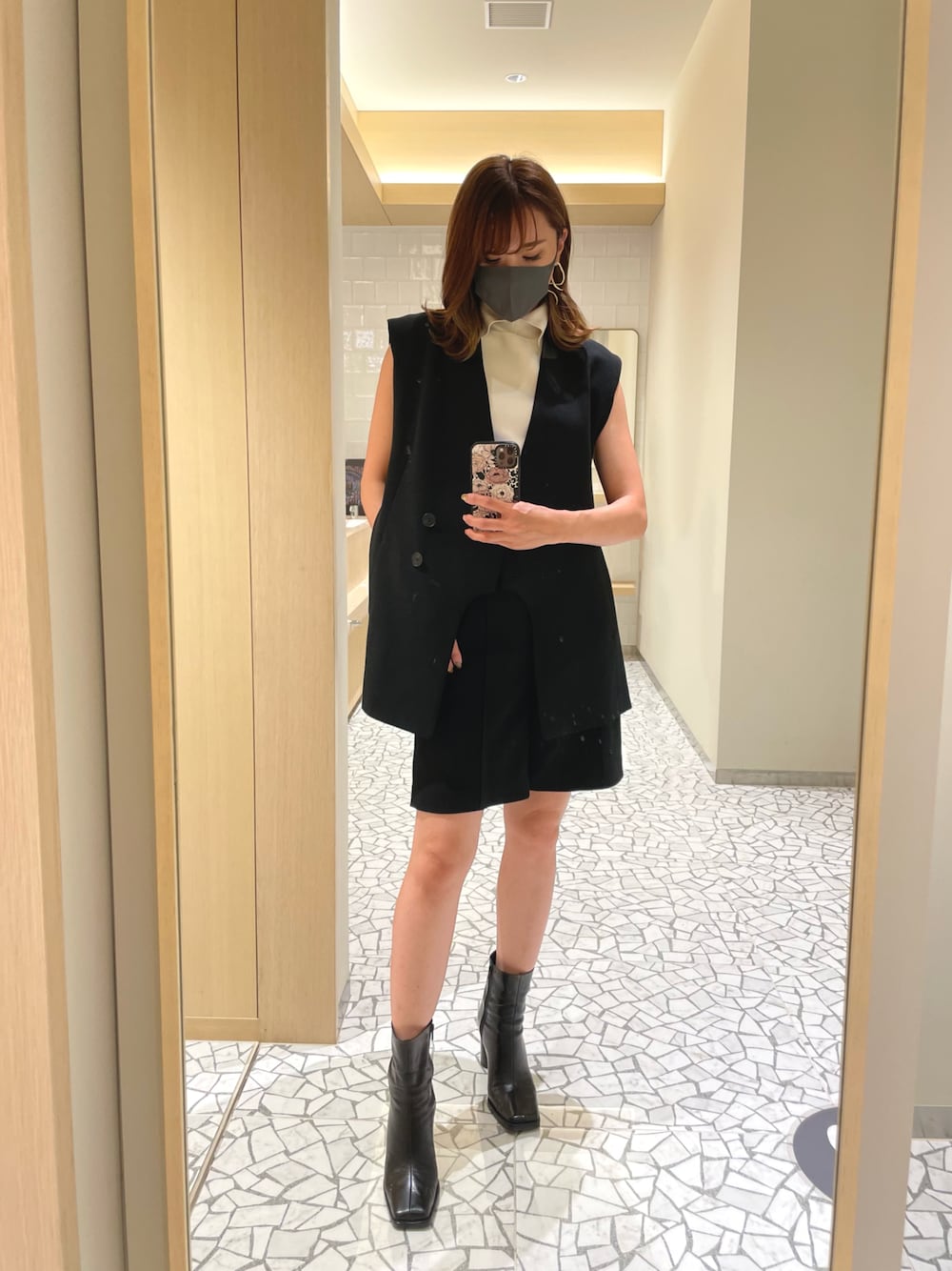 「city、STUDIOUS、UNITED TOKYO、AMERI、セットアップ、ブラックコーデ、オトナカジュアル、オトナ女子、高身長女子、高身長コーデ、ロングスカート、ハーフパンツ、ショートブーツ」｜「cityのアイテム（ベスト、ブラック系）」を使った、さつき みゆ🌛さん（レディース・168cm）の夏コーディネートの1枚目の写真