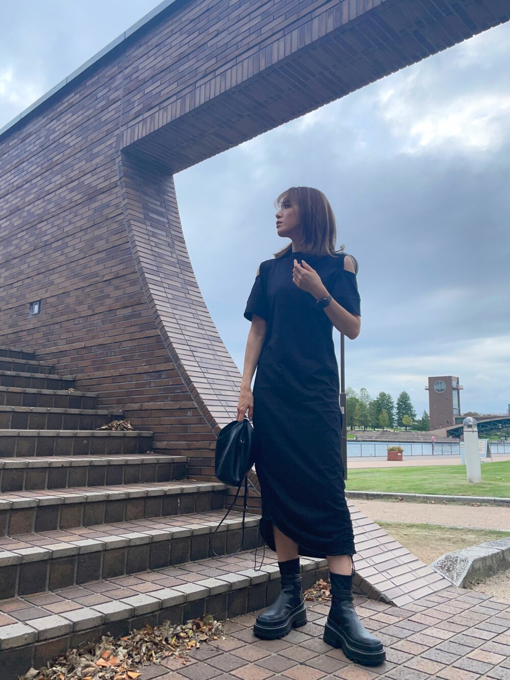 「ADAM ET ROPÉ、MM6 Maison Martin Margiela、CHARLES＆KEITH、シンプルスタイル、ブラックコーデ、ワンピースコーデ、ブーツスタイル、高身長女子、高身長コーデ、キレイめカジュアル、大人カジュアル、オトナカワイイ、ワントーンコーデ、モノトーン」｜「ADAM ET ROPE'のアイテム（ワンピース、ブラック系）」を使った、さつき みゆ🌛さん（レディース・168cm）の夏コーディネートの1枚目の写真