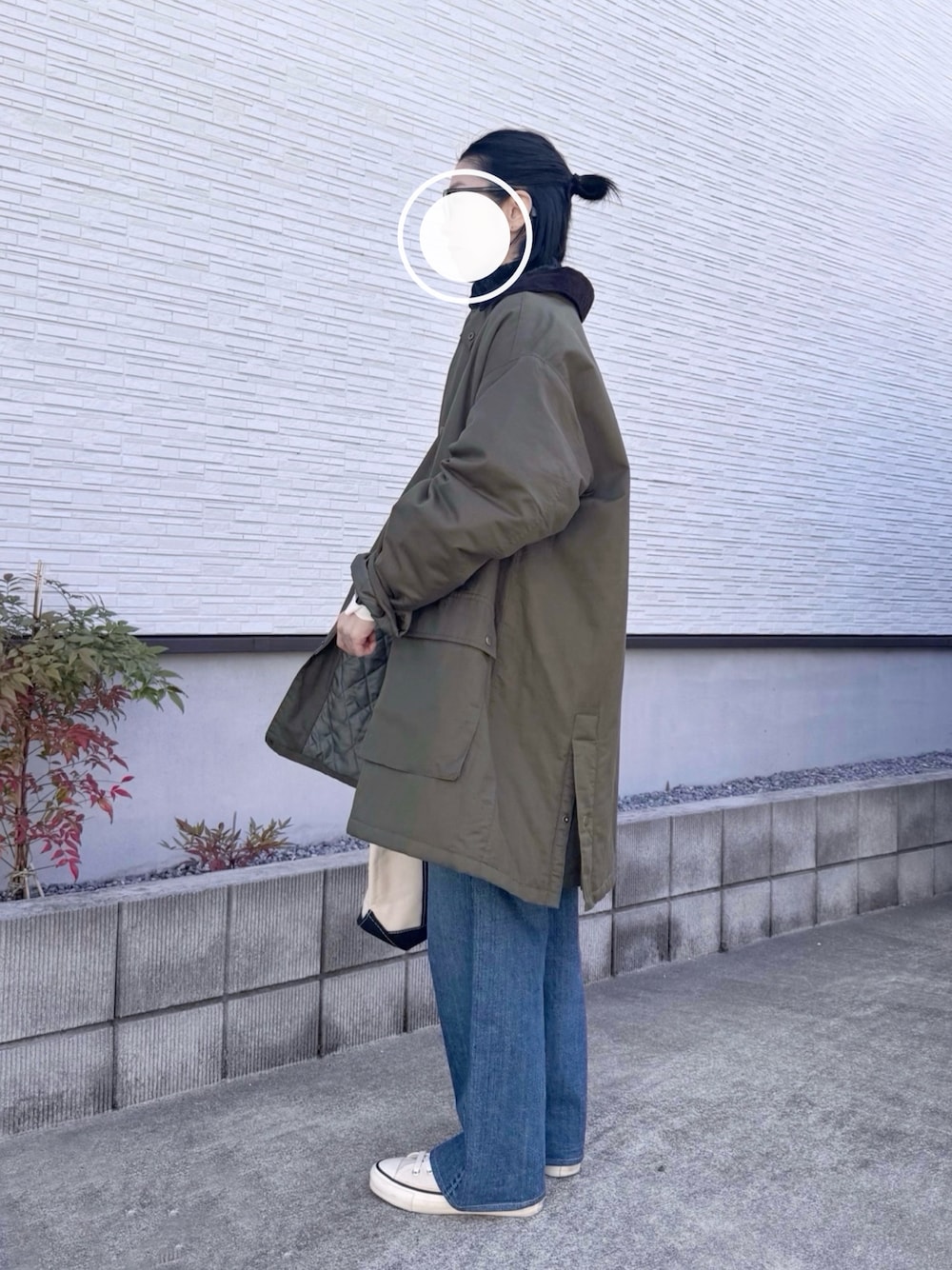 ホワイト系のTシャツ/カットソー、グレー系のニット/セーター、ブルー系のデニムパンツを着用したレディースの春コーディネートの1枚目の写真