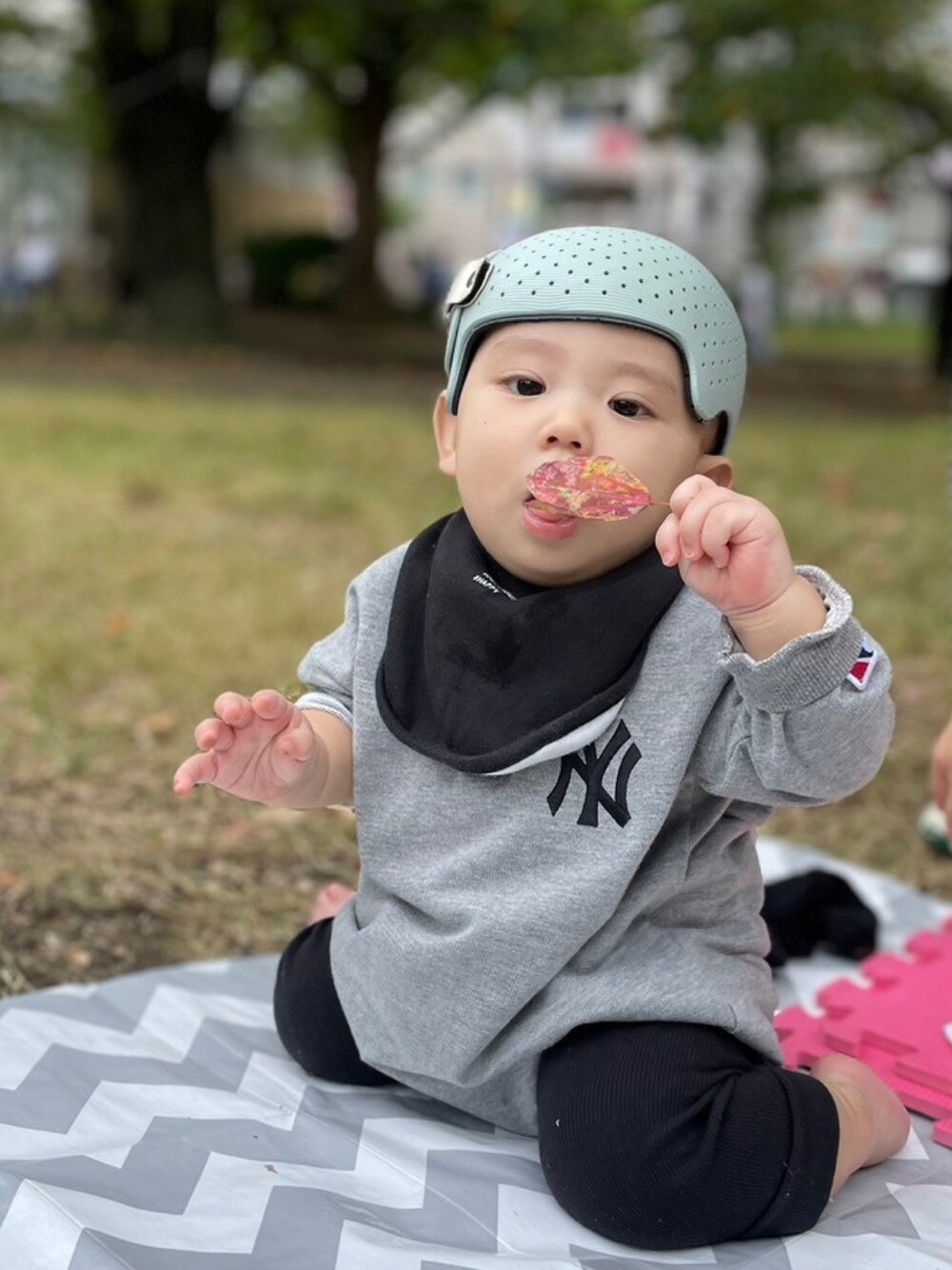 「生後7ヶ月、秋冬コーデ、MLB、ニューヨークヤンキース」｜「Birthdayのアイテム（ロンパース、グレー系）」を使った、じゅーさんさん（キッズ・70cm）の秋コーディネートの1枚目の写真