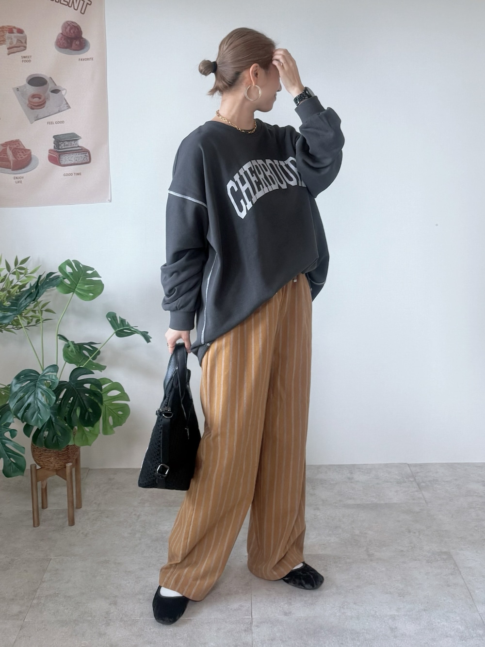 グレー系のスウェット、ブラウン系のその他パンツ、ブラック系のボストンバッグを着用したレディースの秋コーディネートの1枚目の写真