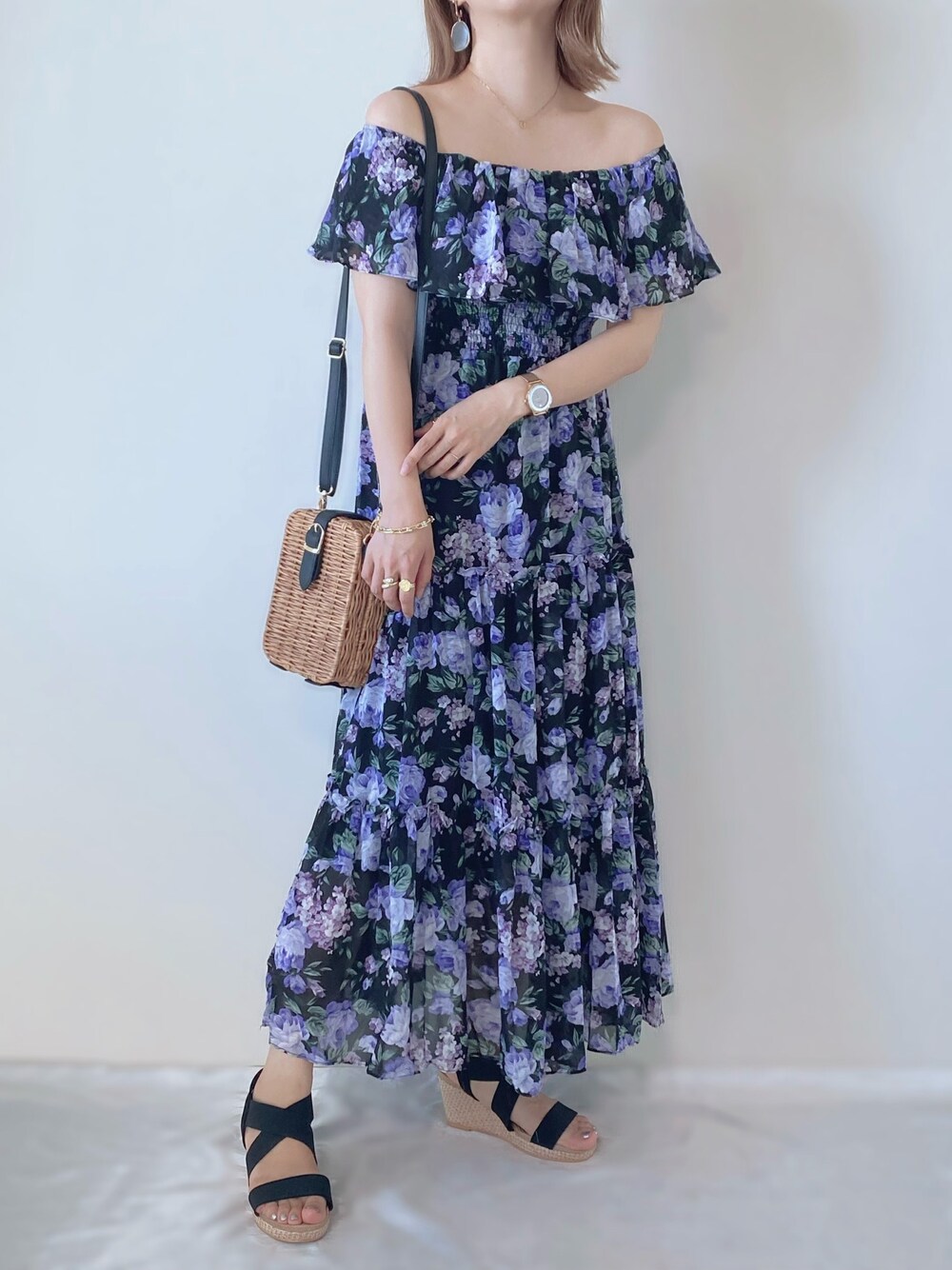 ブラック系のワンピース/ドレス、ブラック系のサンダル、ブラウン系のショルダーバッグを着用したレディースの夏コーディネートの1枚目の写真