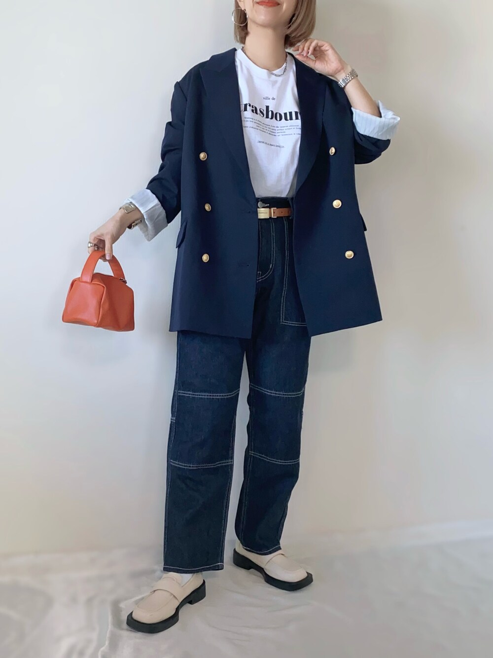 ブルー系のジャケット/アウター、ホワイト系のTシャツ/カットソー、ブルー系のパンツを着用したレディースの春コーディネートの1枚目の写真