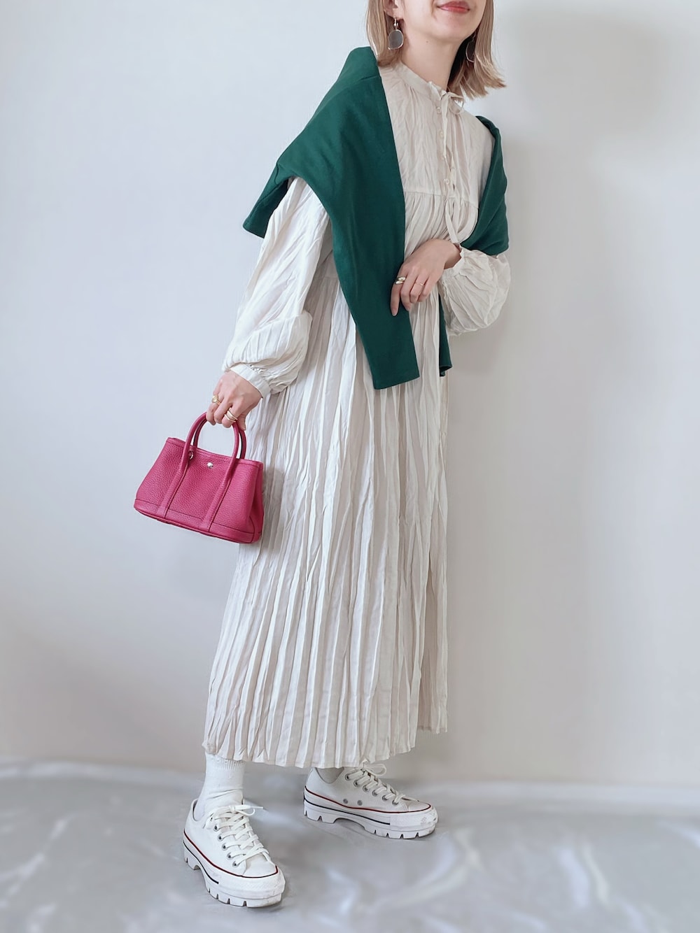 「プリーツワンピース、イマイバッグ、ピンク、肩掛けカーデ、厚底スニーカー、春コーデ、おしゃれさんと繋がりたい、プリーツ」｜「etoll.のボウタイ プリーツ ロングワンピース（ワンピース、ベージュ系）」を使った、memeさん（レディース・158cm）の冬コーディネートの1枚目の写真