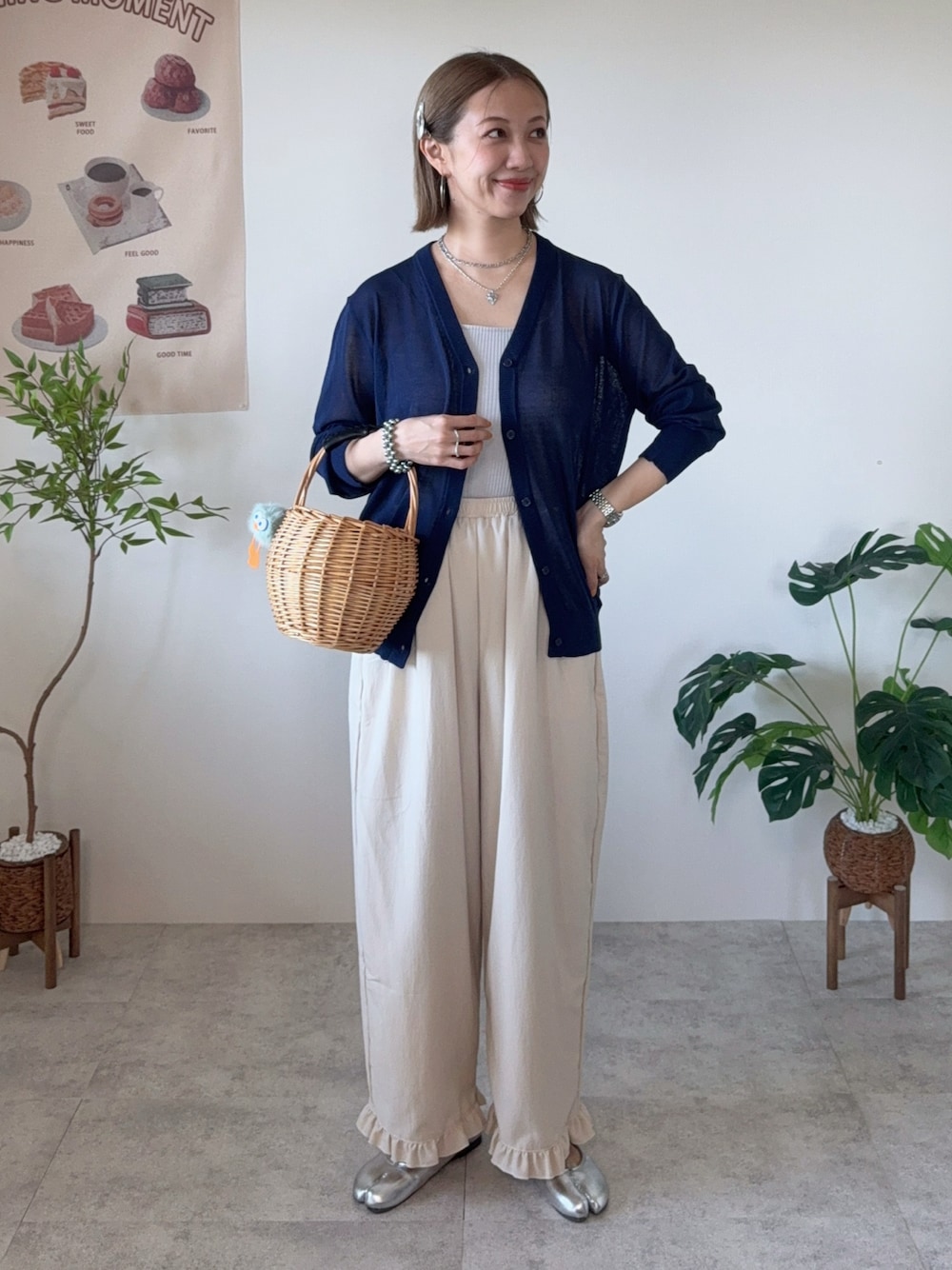 ブルー系のカーディガン/ボレロ、ベージュ系のその他パンツ、シルバー系のバレエシューズを着用したレディースの夏コーディネートの1枚目の写真