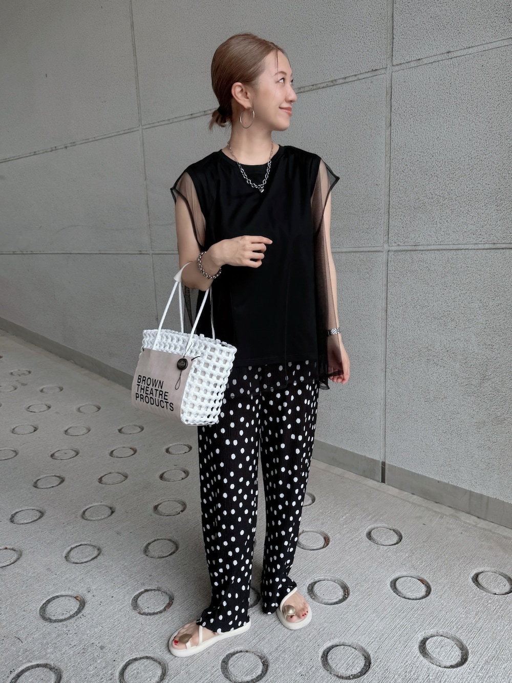 ブラック系のその他パンツ、ブラック系のTシャツ/カットソー、ホワイト系のサンダルを着用したレディースの夏コーディネートの1枚目の写真