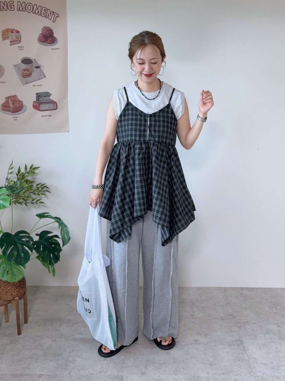 ブラック系のキャミソール、グレー系のスウェットパンツ、ホワイト系のトートバッグを着用したレディースの夏コーディネートの1枚目の写真