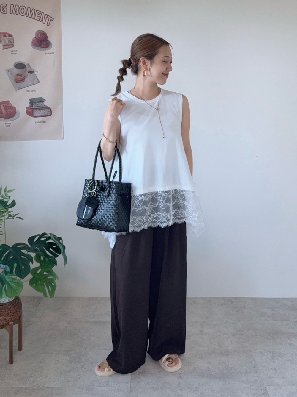 ホワイト系のTシャツ/カットソー、ブラウン系のスラックス、ホワイト系のサンダルを着用したレディースの春コーディネートの1枚目の写真