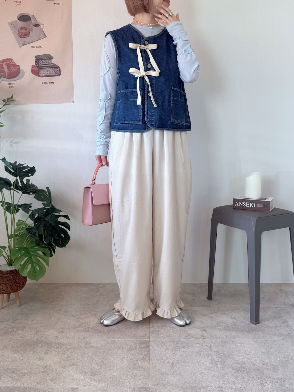 ブルー系のベスト、ブルー系のTシャツ/カットソー、シルバー系のバレエシューズを着用したレディースの冬コーディネートの1枚目の写真