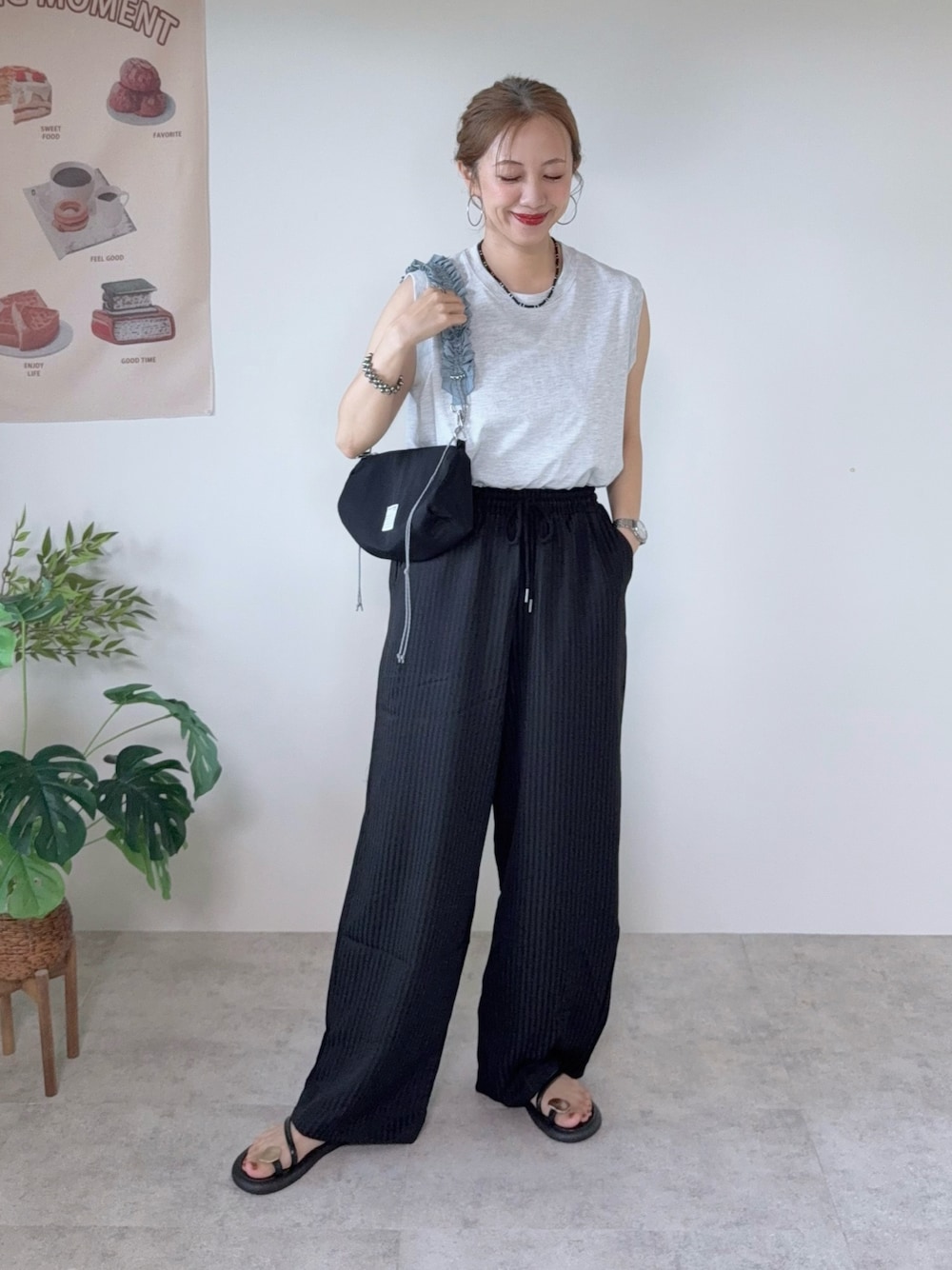 ブラック系のショルダーバッグ、ブラック系のその他パンツ、グレー系のTシャツ/カットソーを着用したレディースの夏コーディネートの1枚目の写真
