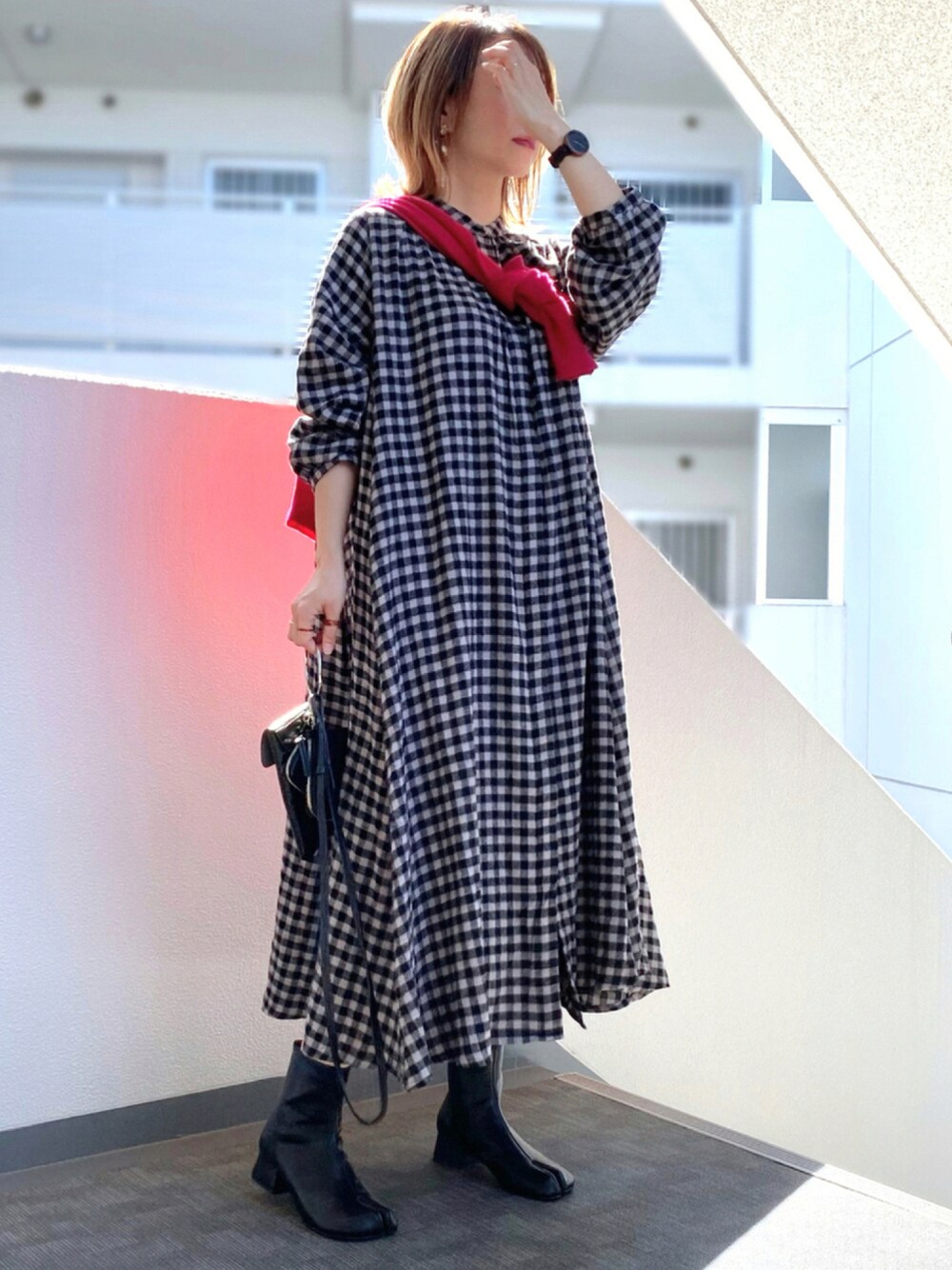 その他のシャツワンピース、ブラック系のブーツ、ブラック系のショルダーバッグを着用したレディースの秋コーディネートの1枚目の写真