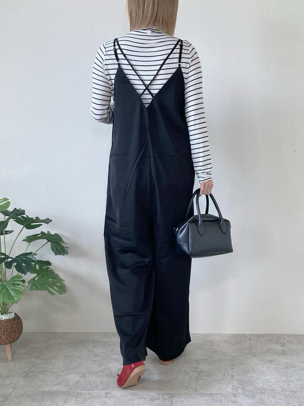 ブラック系のサロペット/オーバーオール、ホワイト系のTシャツ/カットソーを着用したレディースの冬コーディネートの1枚目の写真