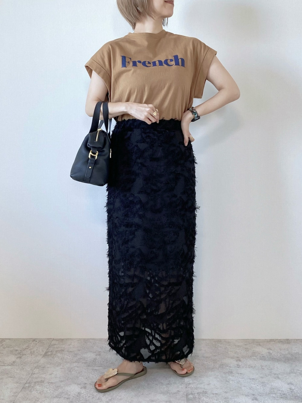 「zena、大人カジュアル、フリンジスカート、ジャガードスカート、ootd、Tシャツ、ビーチサンダル、カジュアルコーデ」｜「KiraKiraShopのアイテム（Tシャツ/カットソー、ブラウン系）」を使った、memeさん（レディース・158cm）の夏コーディネートの1枚目の写真