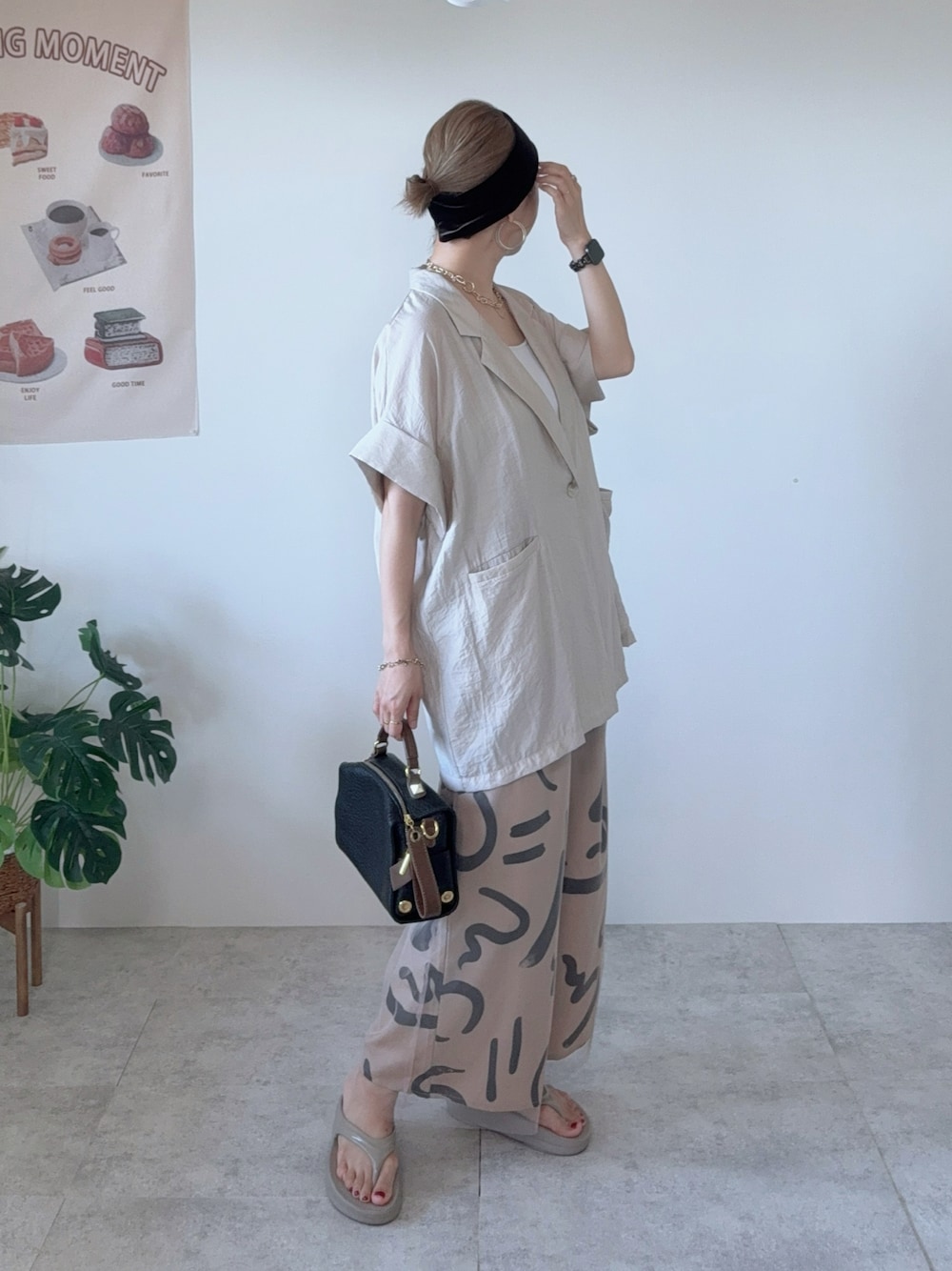 ベージュ系のテーラードジャケット、ベージュ系のサンダル、ベージュ系のパンツを着用したレディースの夏コーディネートの1枚目の写真