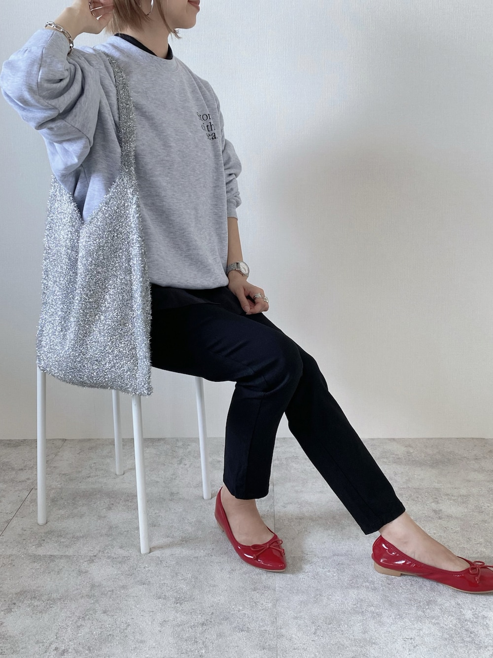 その他のスウェット、ブラック系のその他パンツ、レッド系のバレエシューズを着用したレディースの秋コーディネートの1枚目の写真