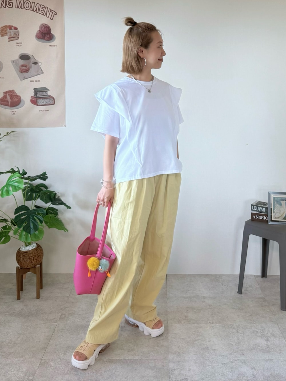 ホワイト系のTシャツ/カットソー、イエロー系のカーゴパンツ、ピンク系のショルダーバッグを着用したレディースの夏コーディネートの1枚目の写真