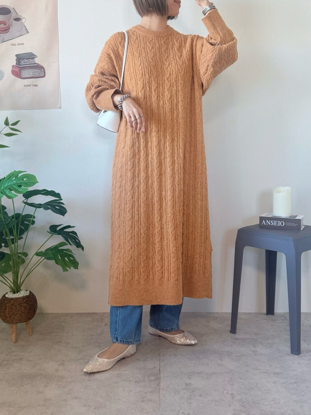 オレンジ系のワンピース、ホワイト系のハンドバッグ、ホワイト系のパンプスを着用したレディースの冬コーディネートの1枚目の写真
