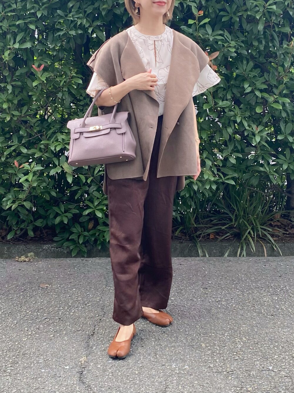 ブラウン系のパンプス、ブラウン系のその他パンツ、ベージュ系のシャツ/ブラウスを着用したレディースの秋コーディネートの1枚目の写真