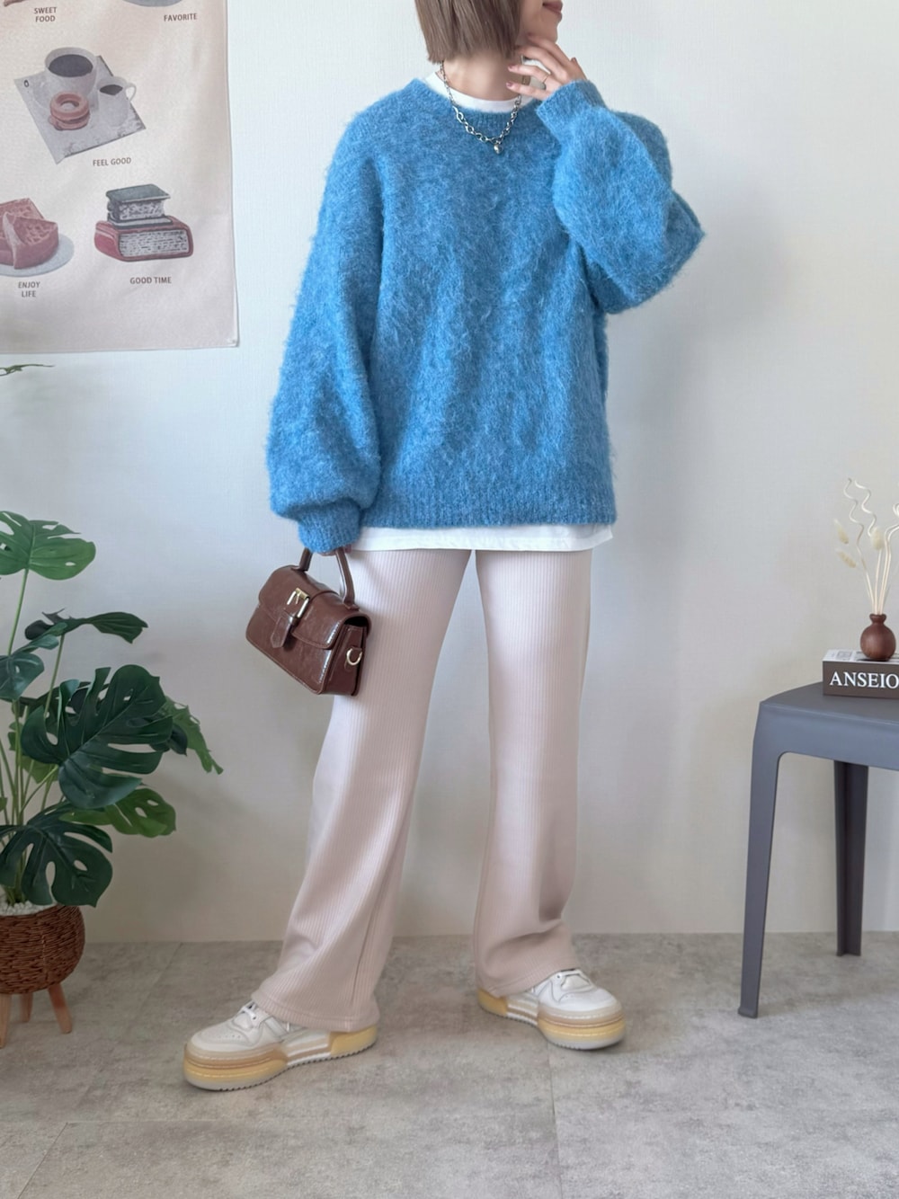 ベージュ系のその他パンツ、ブラウン系のハンドバッグを着用したレディースの秋コーディネートの1枚目の写真