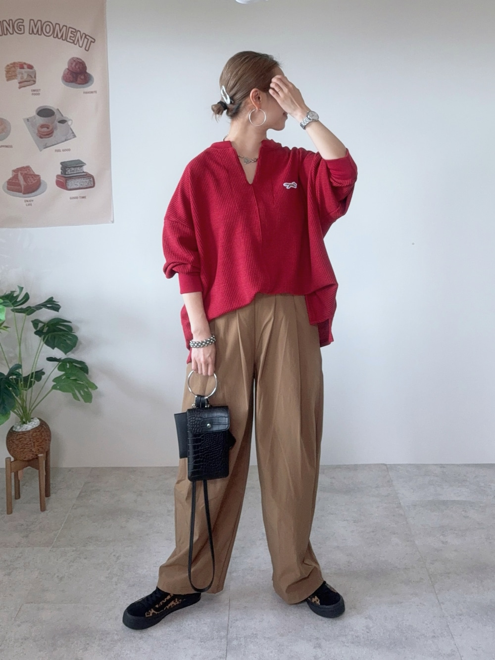 レッド系のTシャツ/カットソー、イエロー系のその他パンツ、ブラウン系のシューズを着用したレディースの秋コーディネートの1枚目の写真