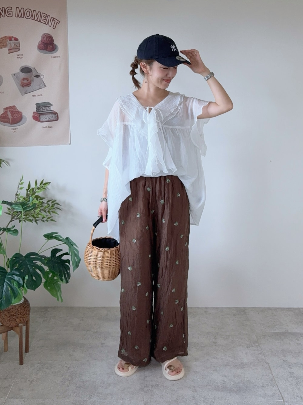 ホワイト系のシャツ/ブラウス、ブラウン系のその他パンツ、ホワイト系のサンダルを着用したレディースの夏コーディネートの1枚目の写真