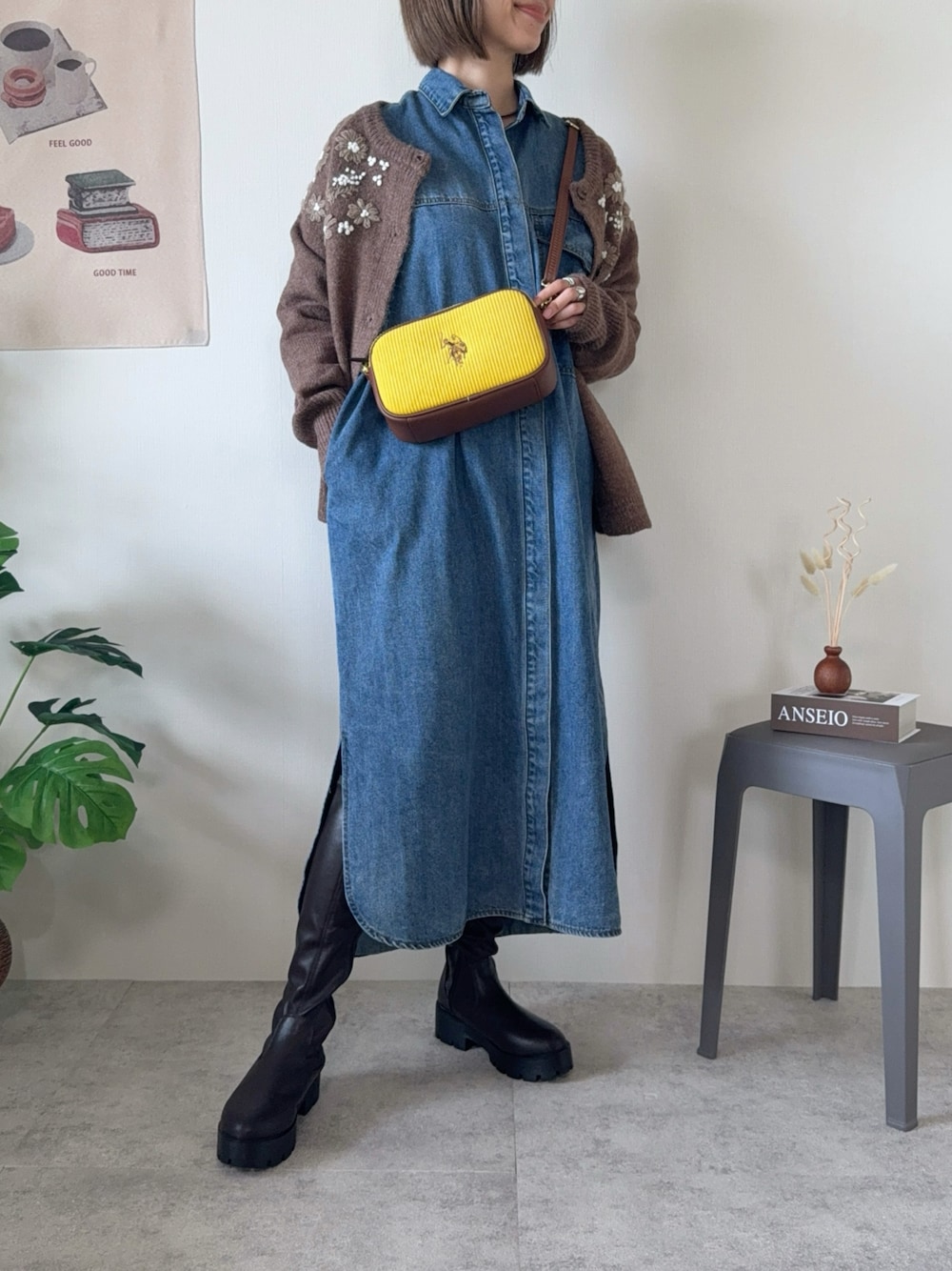「PR、U.S.POLO ASSN.、uspoloassn、uspolo、ユーエスポロアッスン、ユーエスポロ、USポロ、ショルダーバッグ、きれいめカジュアル、お出かけバッグ、秋冬コーデ、デニム、ブーツ、おしゃれさんと繋がりたい」｜「U.S. POLO ASSN.の【U.S. POLO ASSN.】 ユーエスポロアッスン　コーデュロイ　クロスボディショルダーバッグ　USPA-2693（ショルダーバッグ、イエロー系）」を使った、memeさん（レディース・158cm）の秋コーディネートの1枚目の写真
