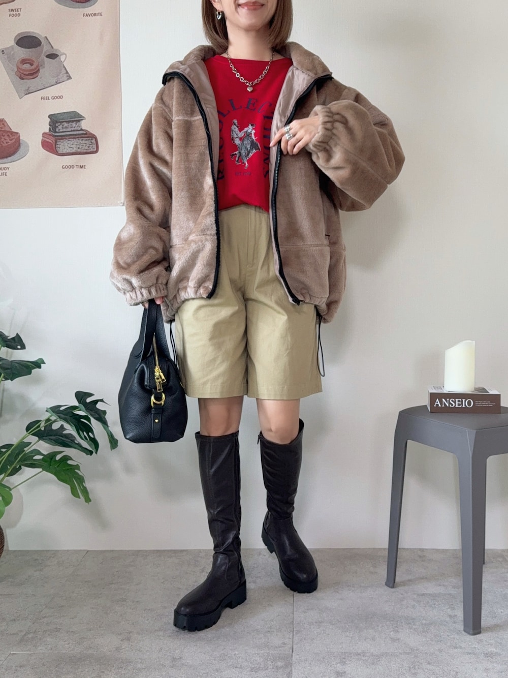 「PR、GeeRA、ジーラ、geera_ootd、ファー、ボア、アウター、冬コーデ、カジュアル、大人カジュアル、ロングブーツ、ショートパンツ、おしゃれさんと繋がりたい」｜「Chillfarのアーチロゴスウェット（スウェット、レッド系）」を使った、memeさん（レディース・158cm）の冬コーディネートの1枚目の写真