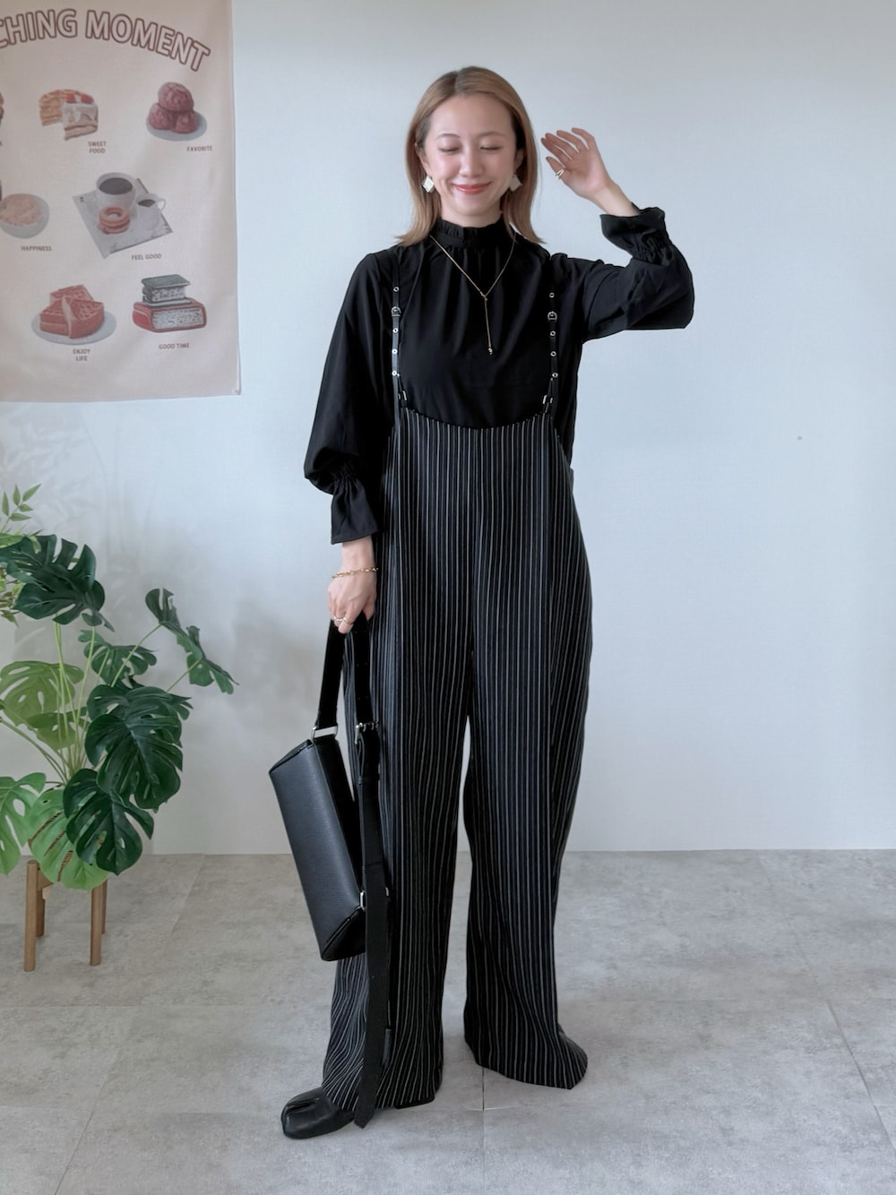 ブラック系のブーツ、ブラック系のシャツ/ブラウス、ブラック系のショルダーバッグを着用したレディースの秋コーディネートの1枚目の写真