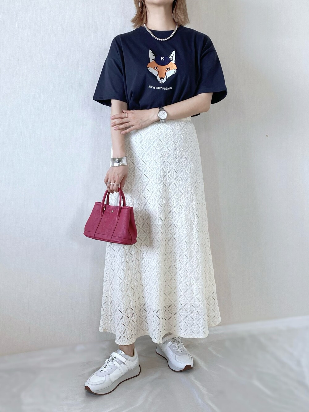 ブルー系のTシャツ/カットソー、ホワイト系のスカート、ホワイト系のスニーカーを着用したレディースの夏コーディネートの1枚目の写真