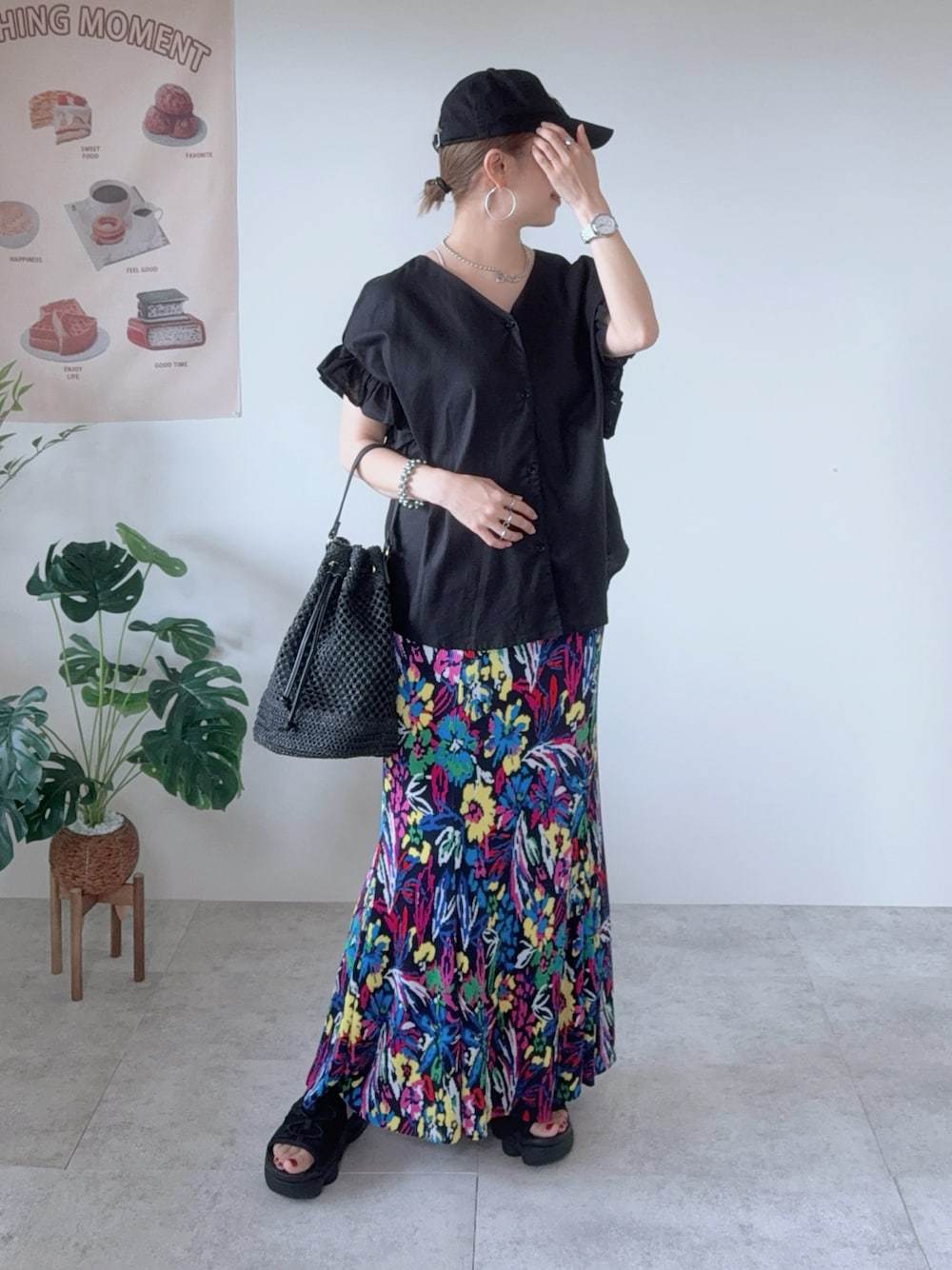 ブラック系のサンダル、ブラック系のシャツ/ブラウス、ブルー系のスカートを着用したレディースの夏コーディネートの1枚目の写真