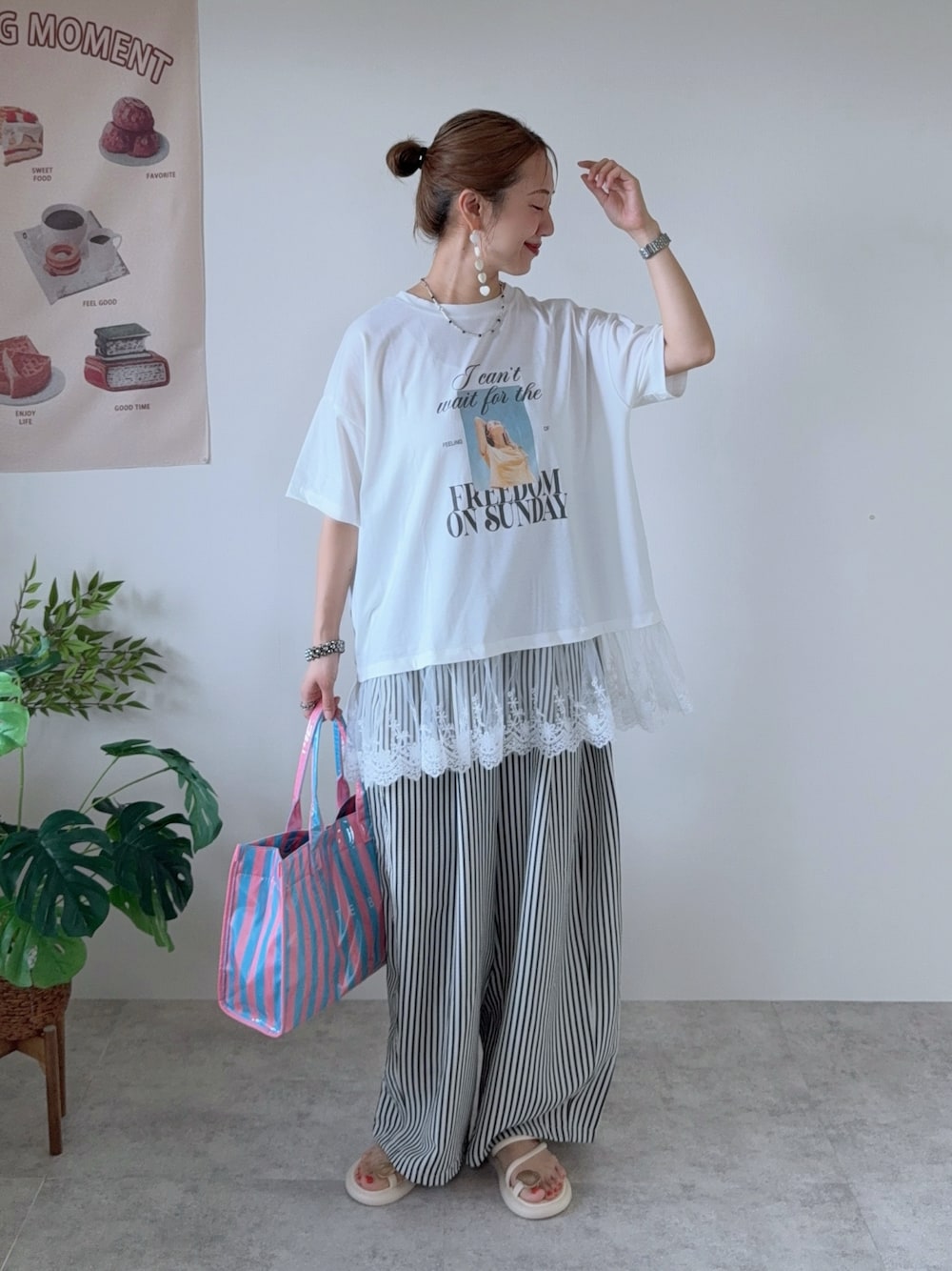 ホワイト系のTシャツ/カットソー、ホワイト系のその他パンツ、ホワイト系のサンダルを着用したレディースの夏コーディネートの1枚目の写真