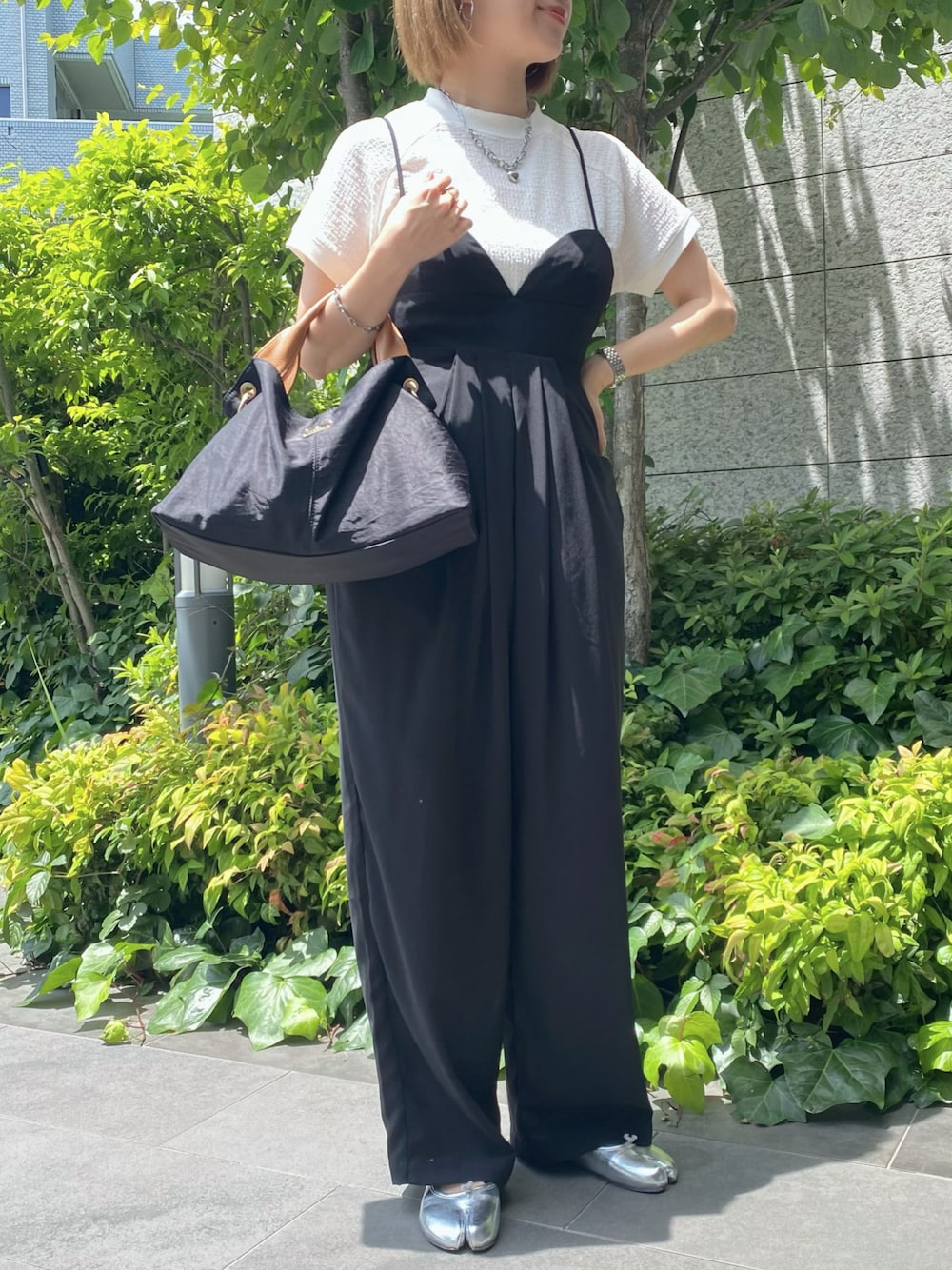 「サロペット、モノトーン、おしゃれさんと繋がりたい、パシオス、シンプルコーデ、大人カジュアル、40代ファッション」｜「VIVIANの足袋デザインバレエパンプス（バレエシューズ、シルバー系）」を使った、memeさん（レディース・158cm）の春コーディネートの1枚目の写真