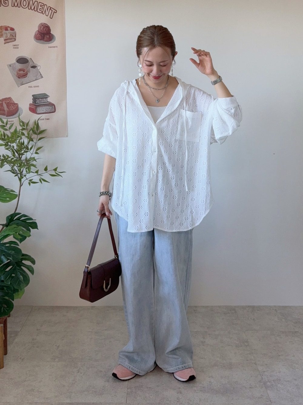 ホワイト系のシャツ/ブラウス、ブルー系のデニムパンツ、ブラウン系のハンドバッグを着用したレディースの春コーディネートの1枚目の写真