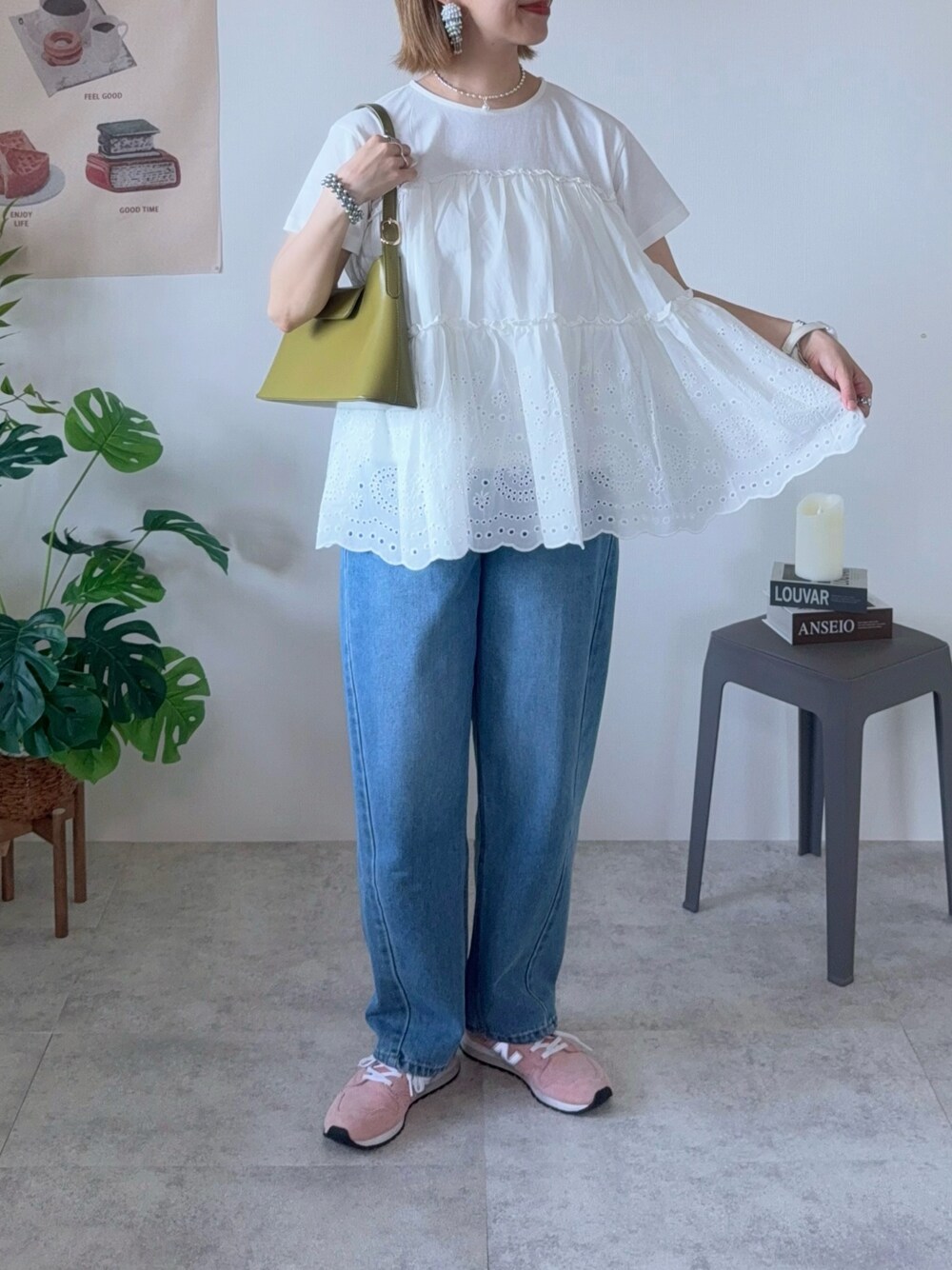 ホワイト系のTシャツ/カットソー、ピンク系のスニーカー、シルバー系のネックレスを着用したレディースの春コーディネートの1枚目の写真